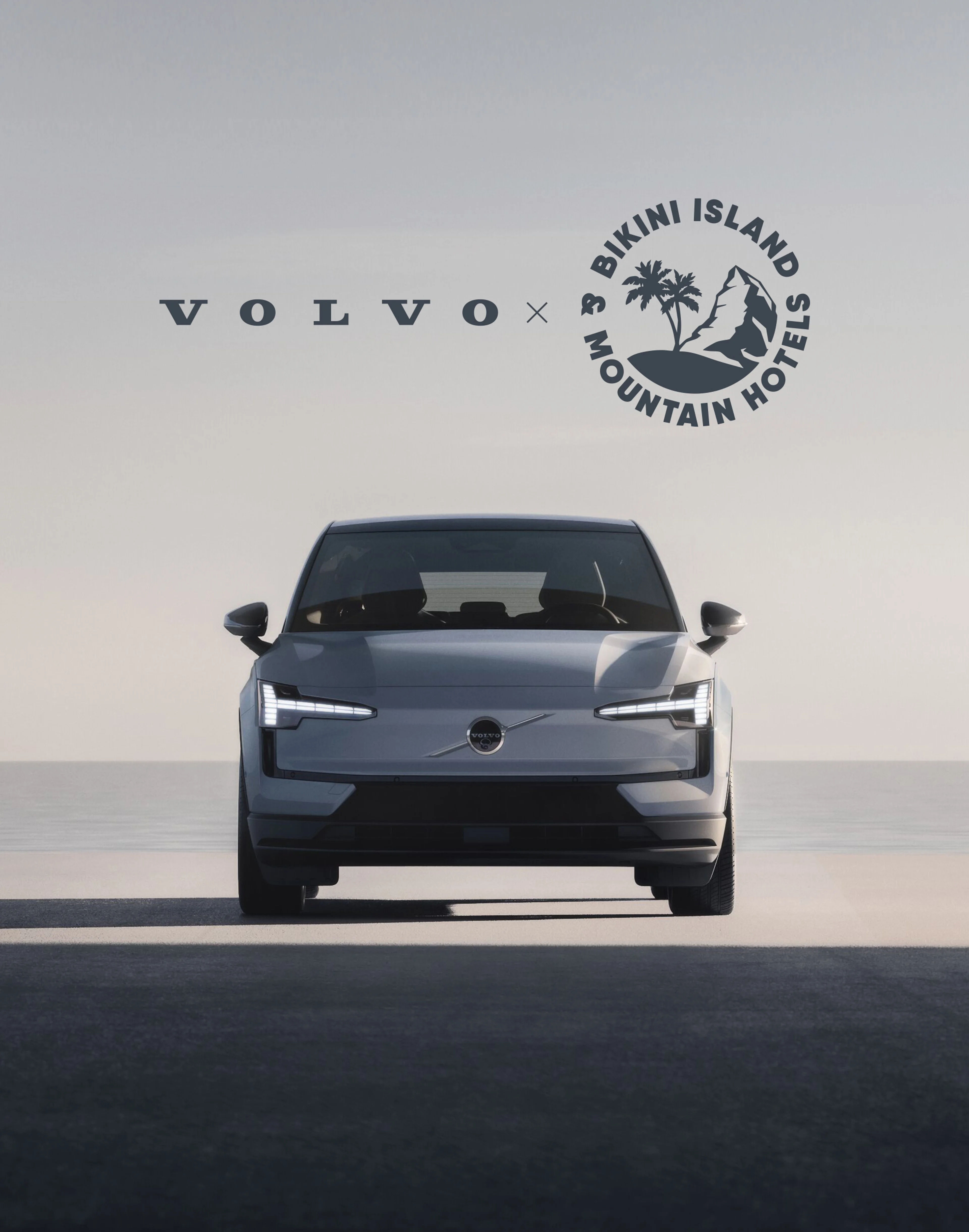 Frontale Ansicht eines Volvo EX30 für die Volvo x Bikini Hotel Kooperation