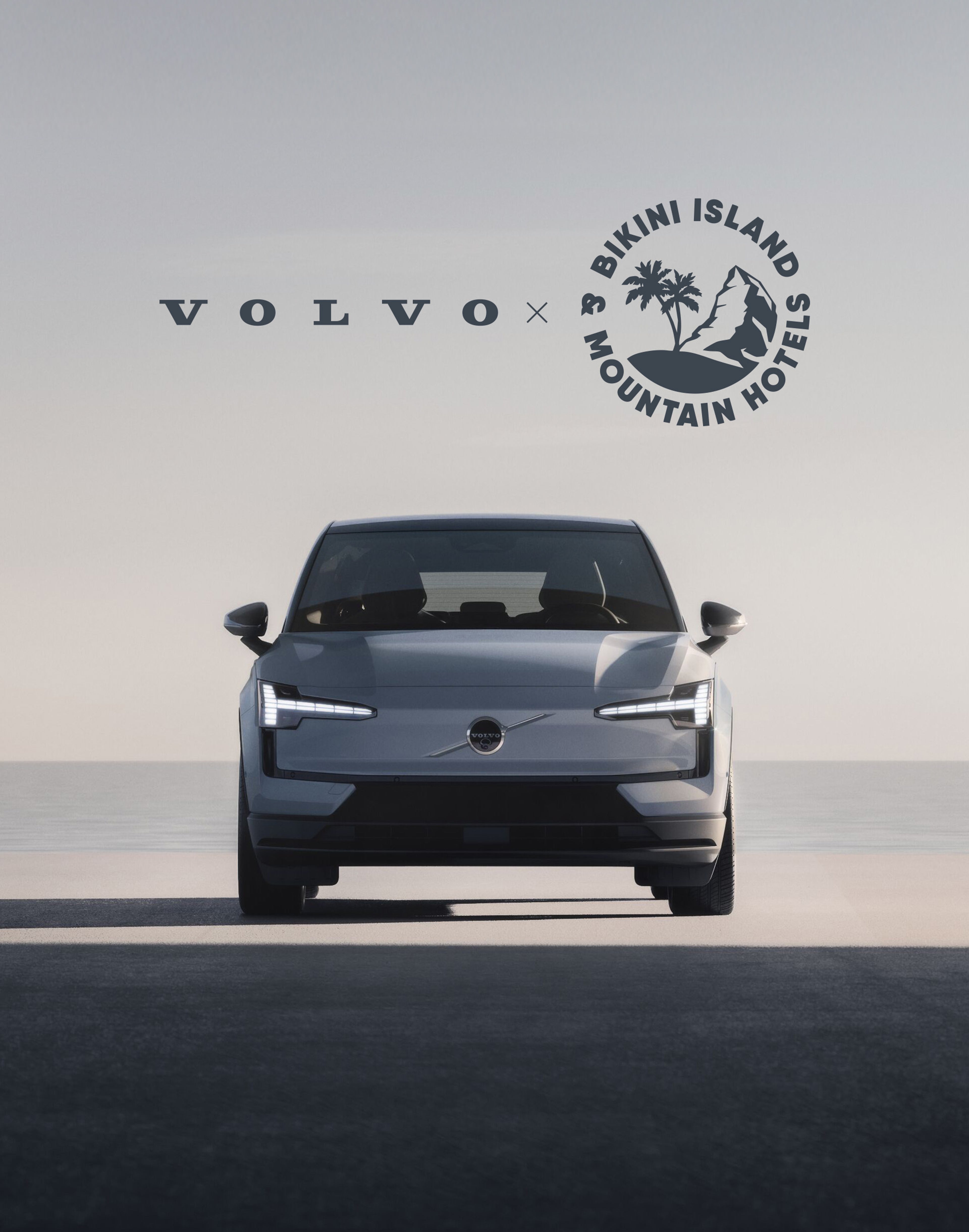 Frontale Ansicht eines Volvo EX30 für die Volvo x Bikini Hotel Kooperation