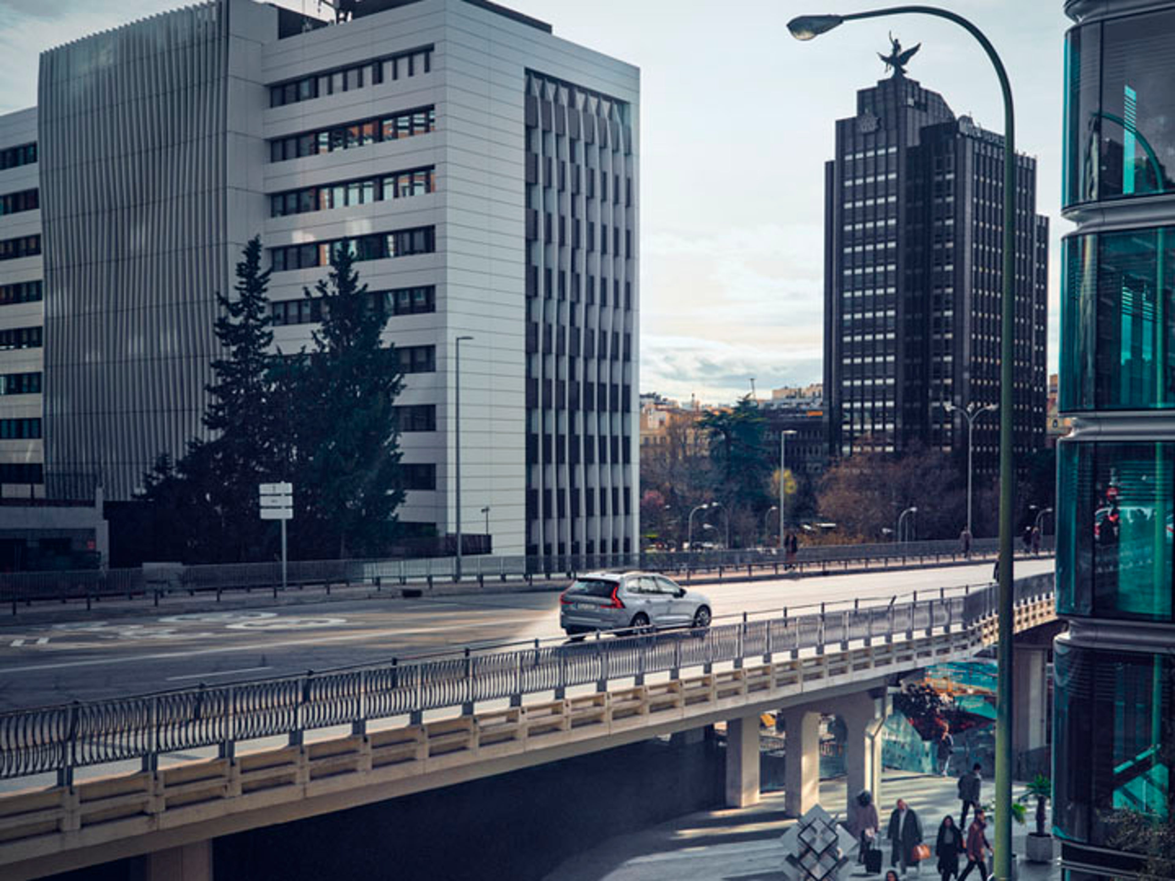 Volvo pasando por un puente de una ciudad