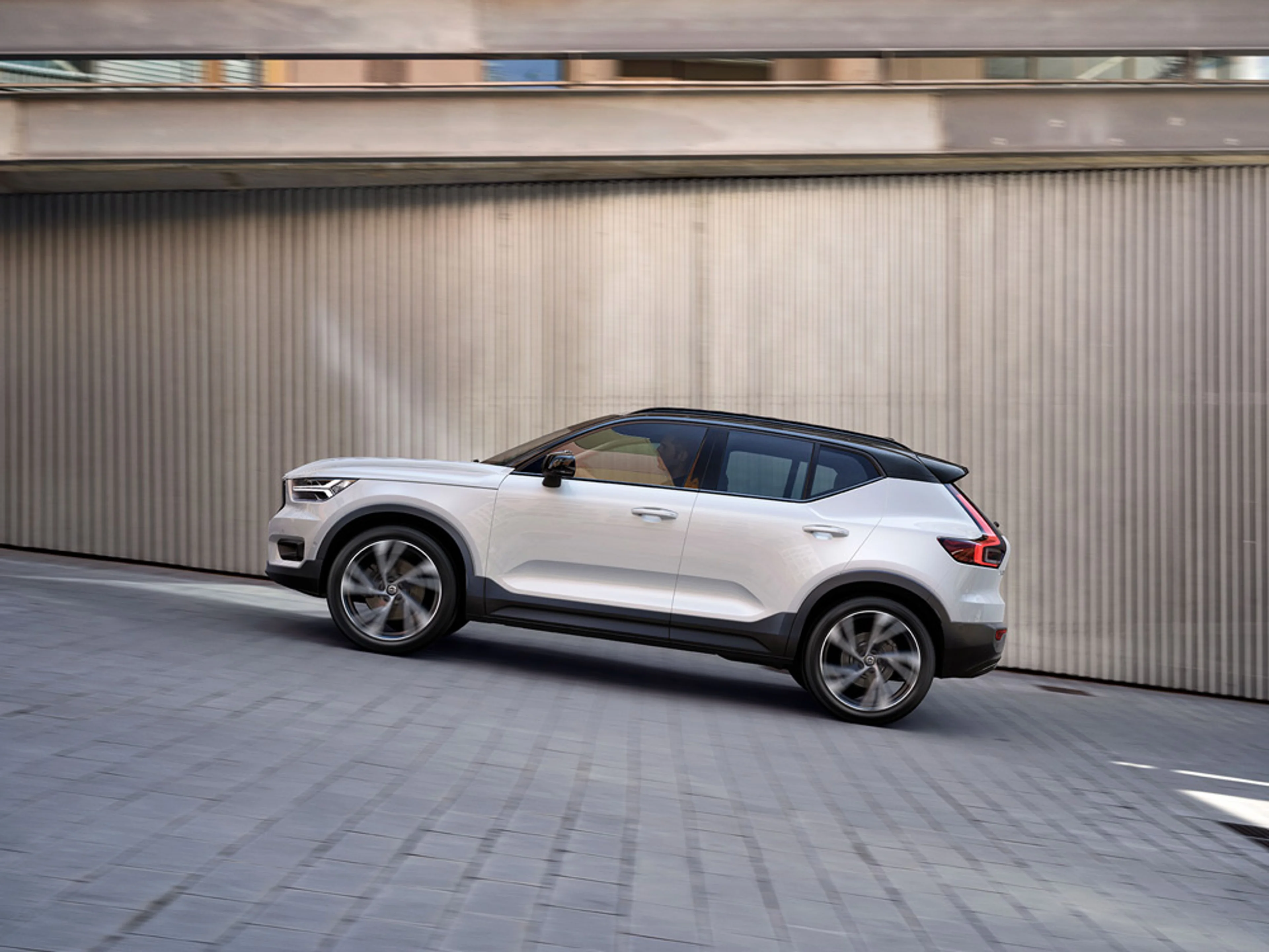 Une Volvo EX40 monte une route en pente.