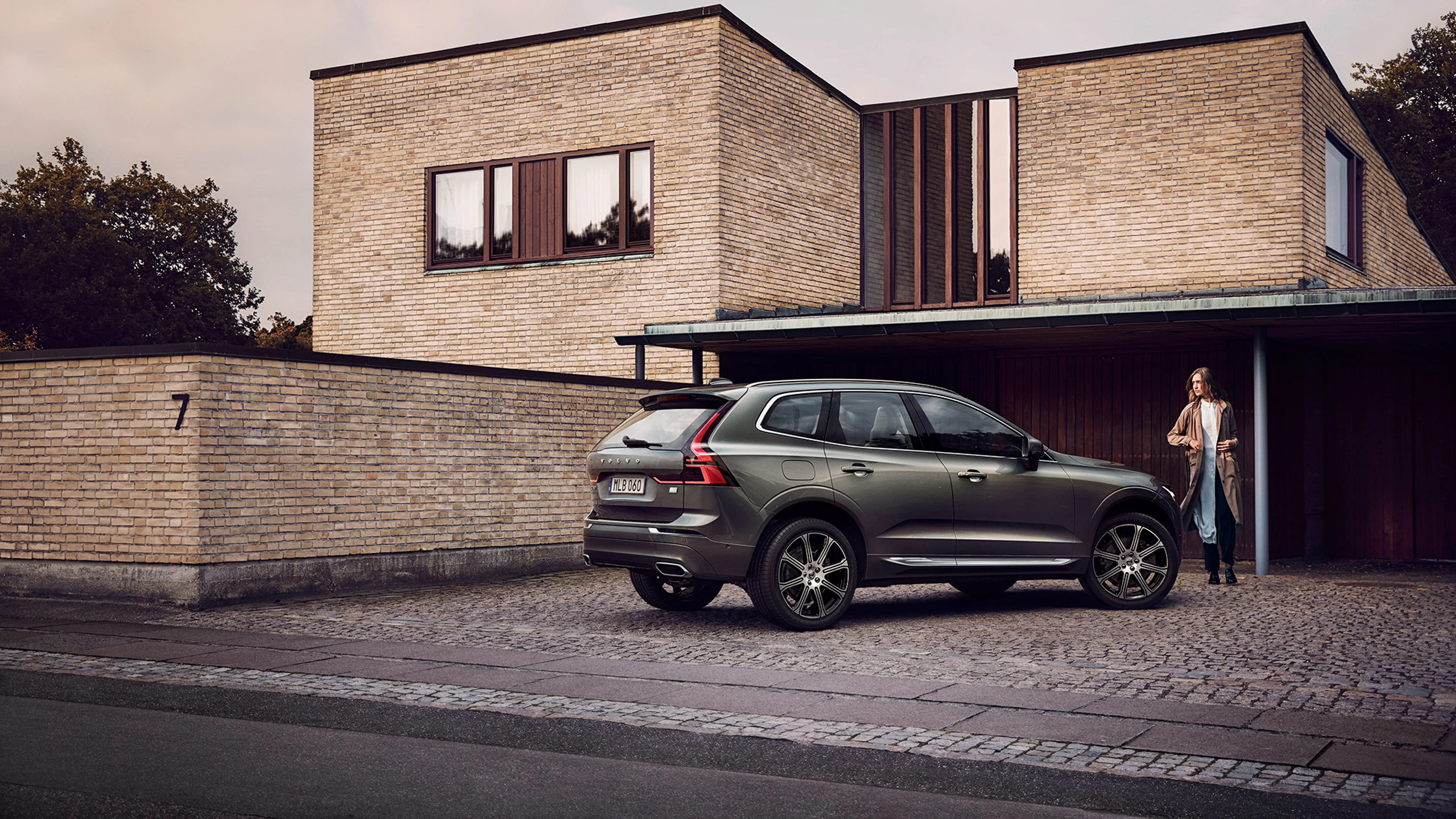 Voiture Volvo garée vue 3/4