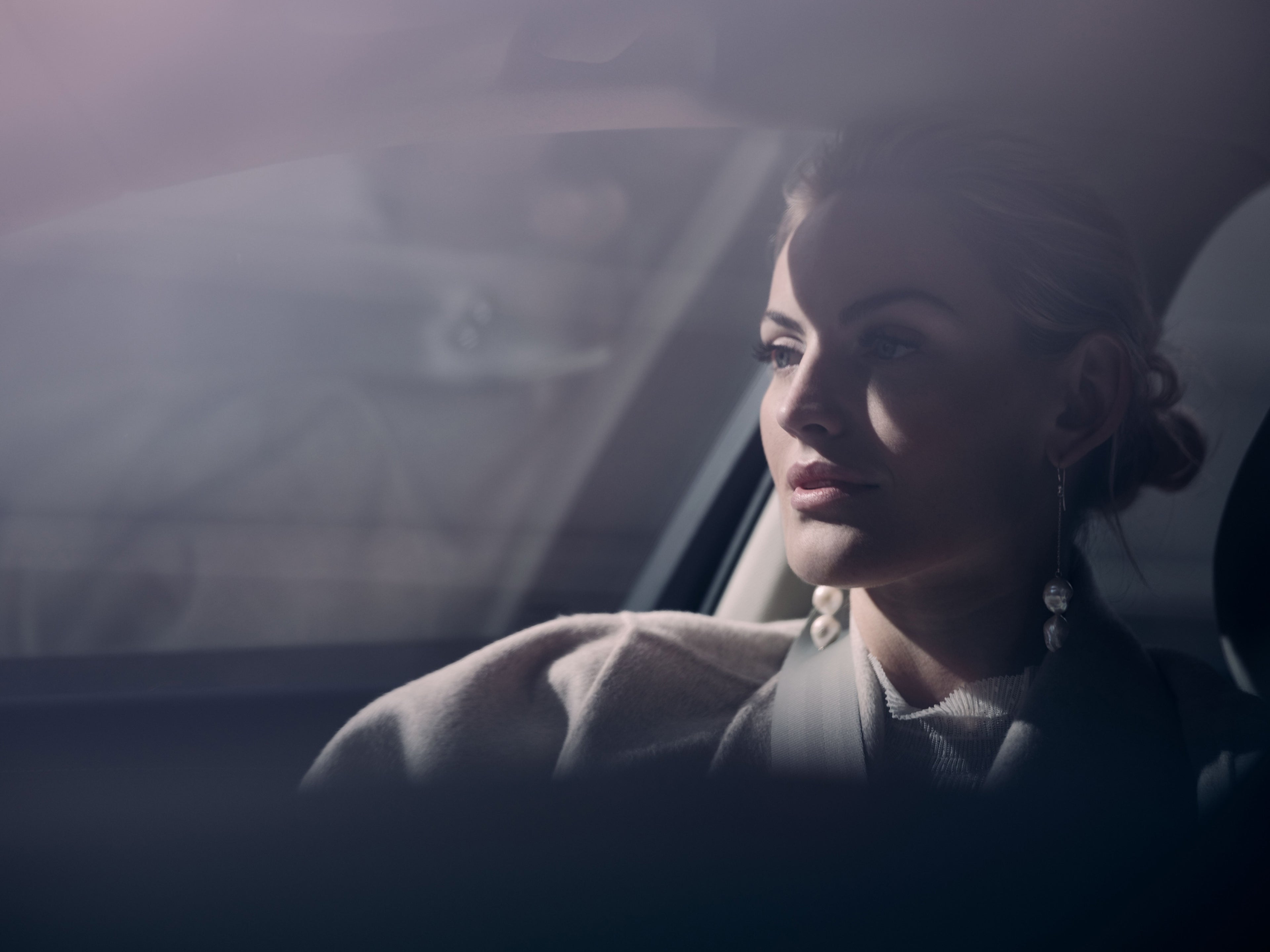 Woman sitting in Volvo S90