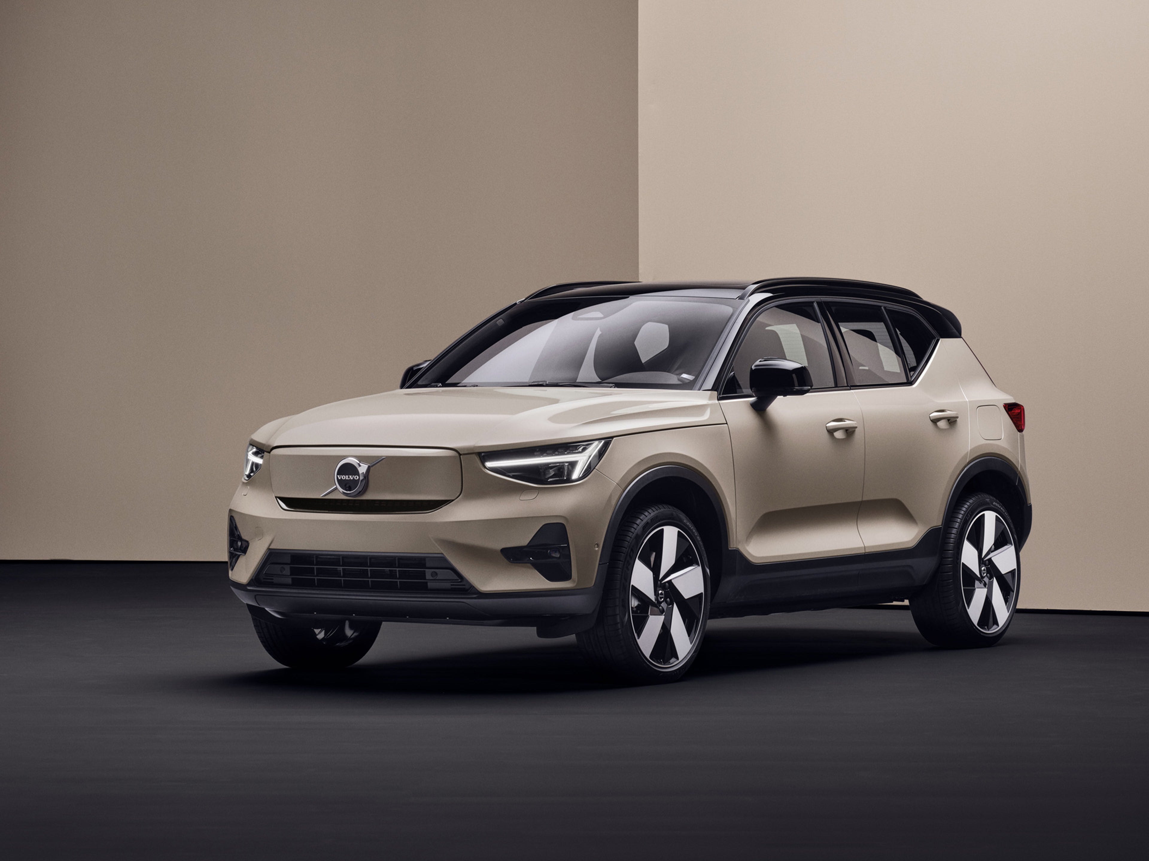 Volvo EX40 eléctrico vista frontal en un estudio