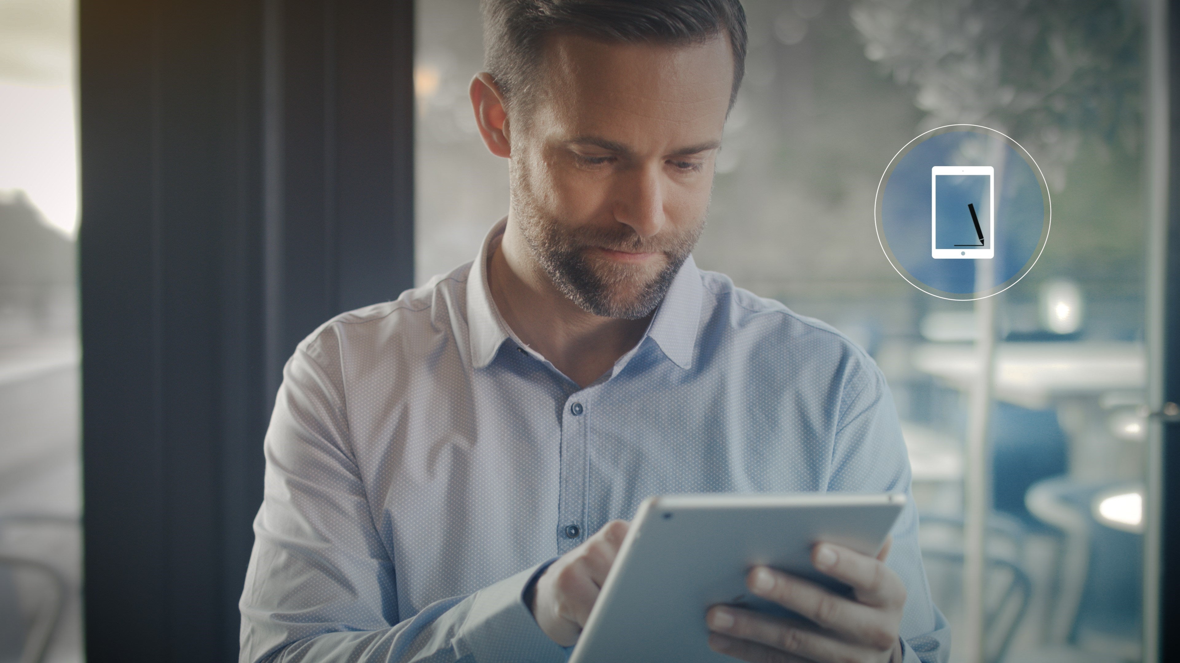 Egy tabletjét használó férfi