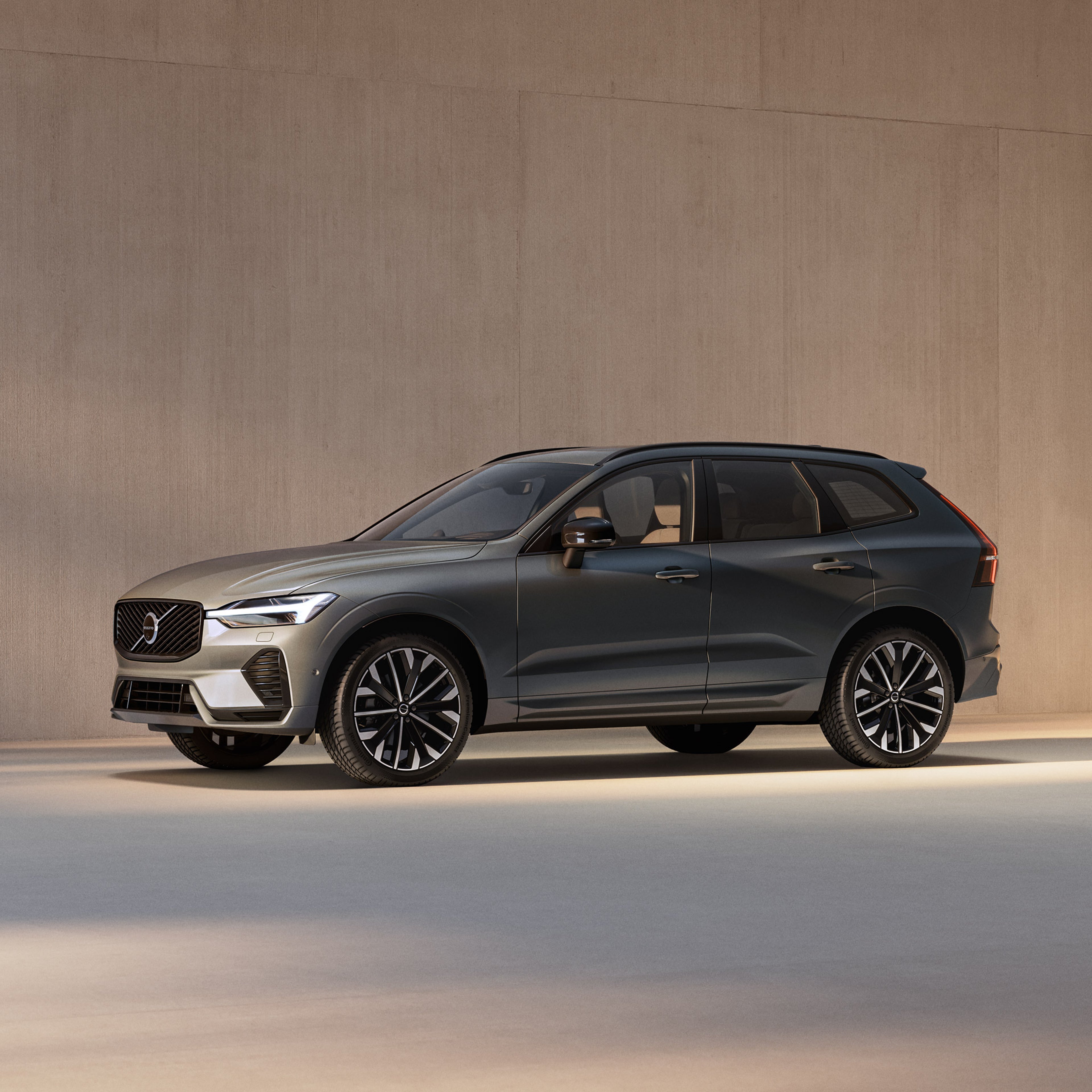 Forest Lake -värinen Volvo XC60 lataushybridiauto.