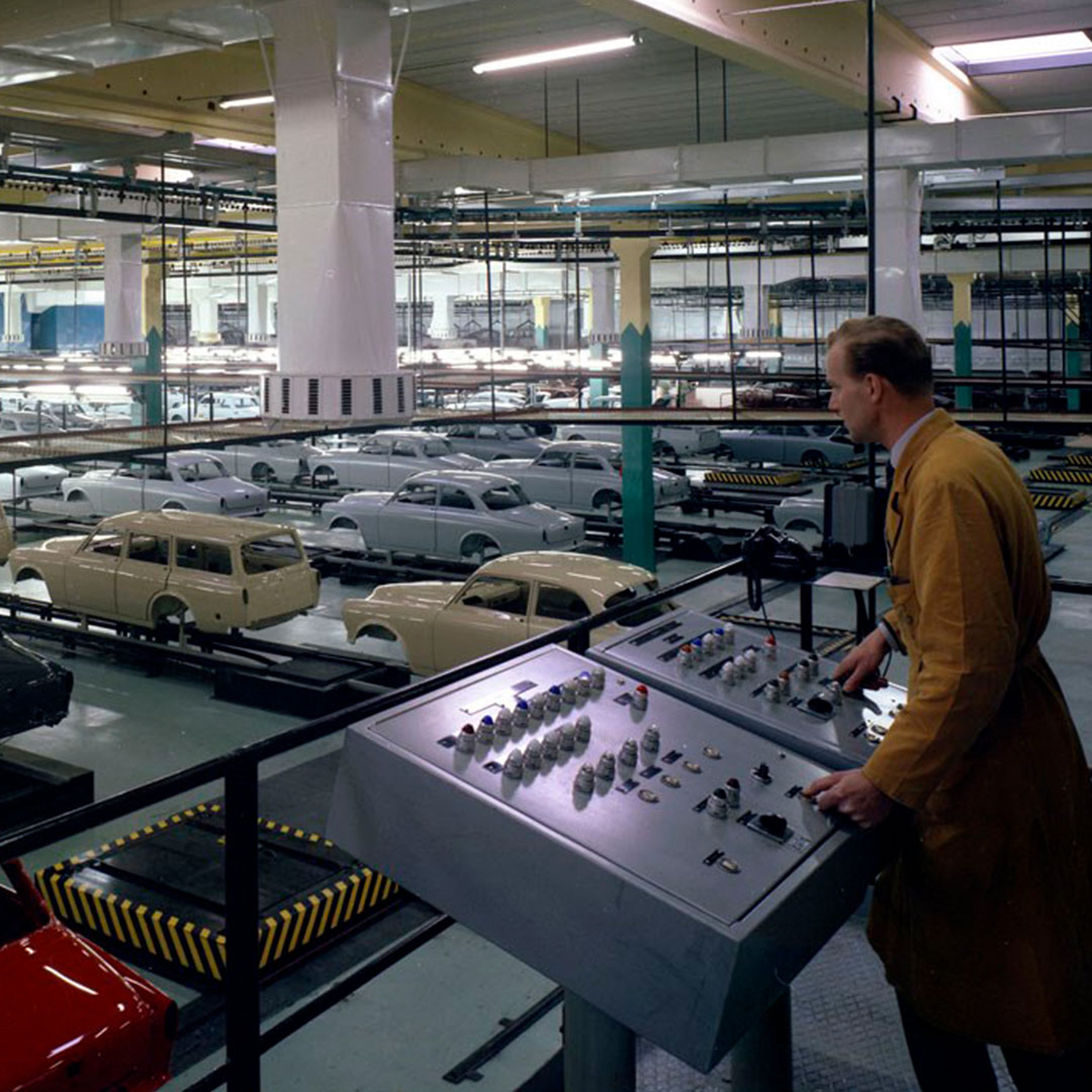 Fotografía de una bodega con vehículos Volvo de diferentes años