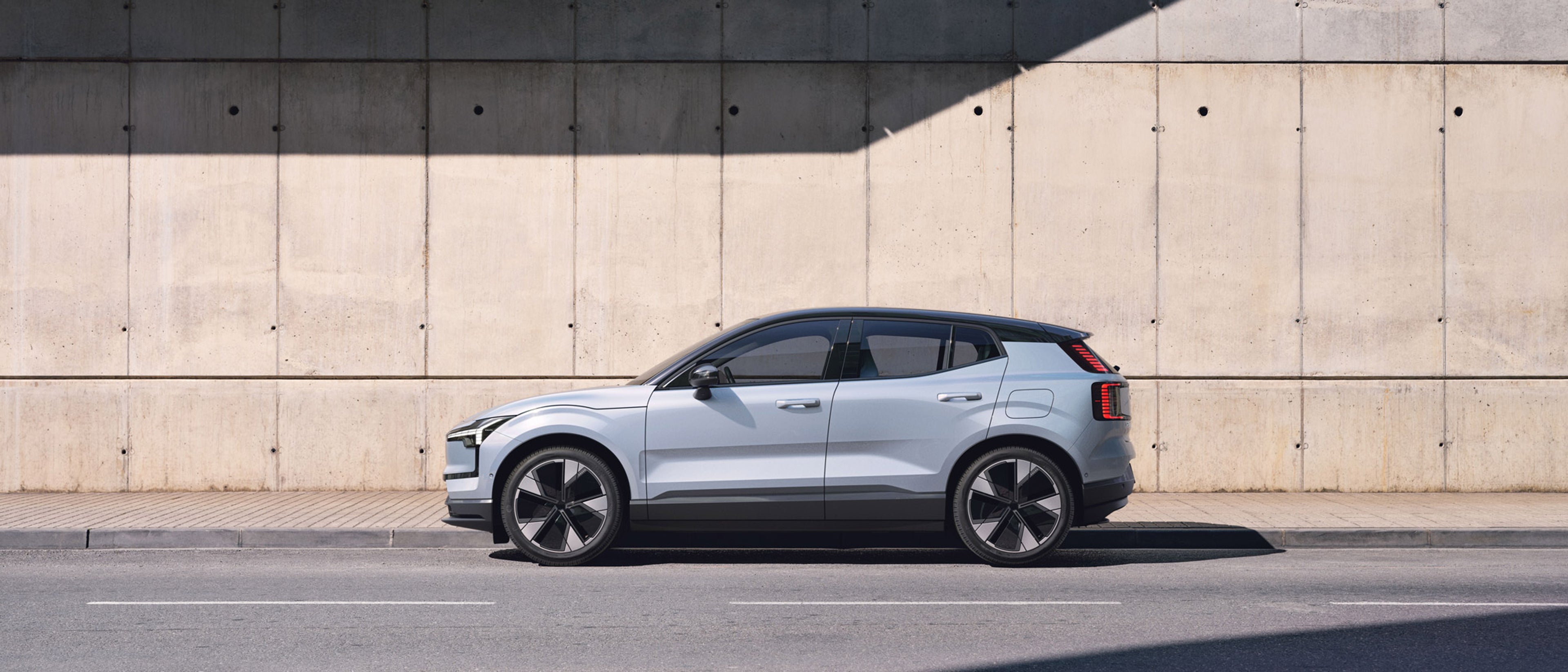 volvo EX30 zaparkované pri stene