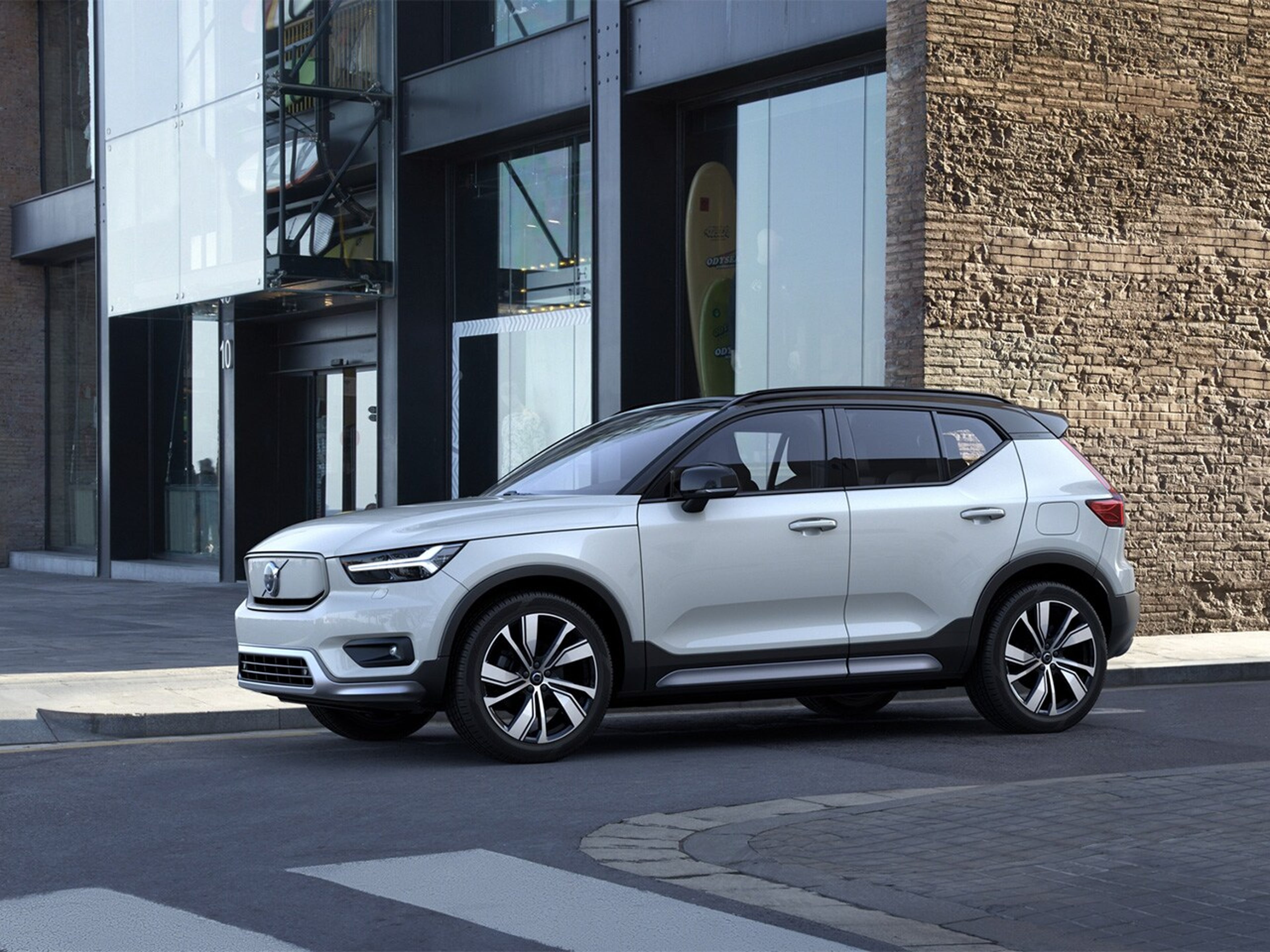 Egy fehér Volvo XC40 az utcán
