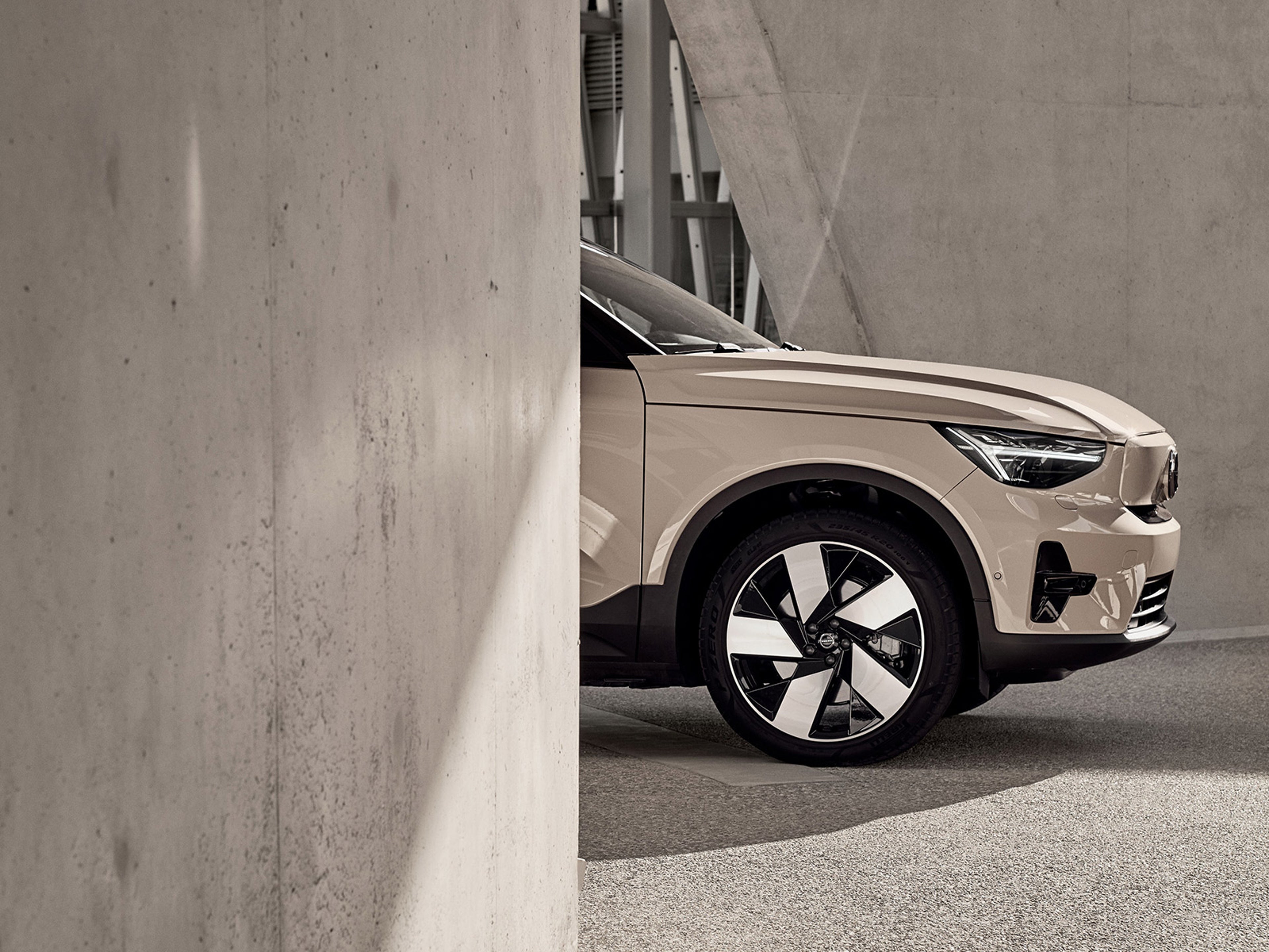 Bild på beige EX40 där fören tittar fram ur ett beige garage
