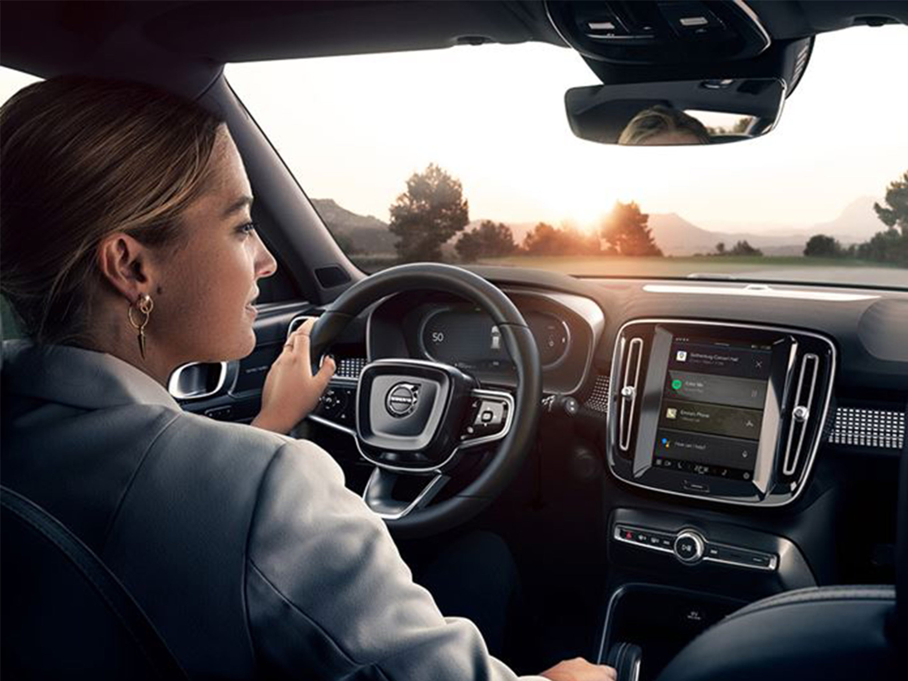 Kvinna i förarsätet på Volvo