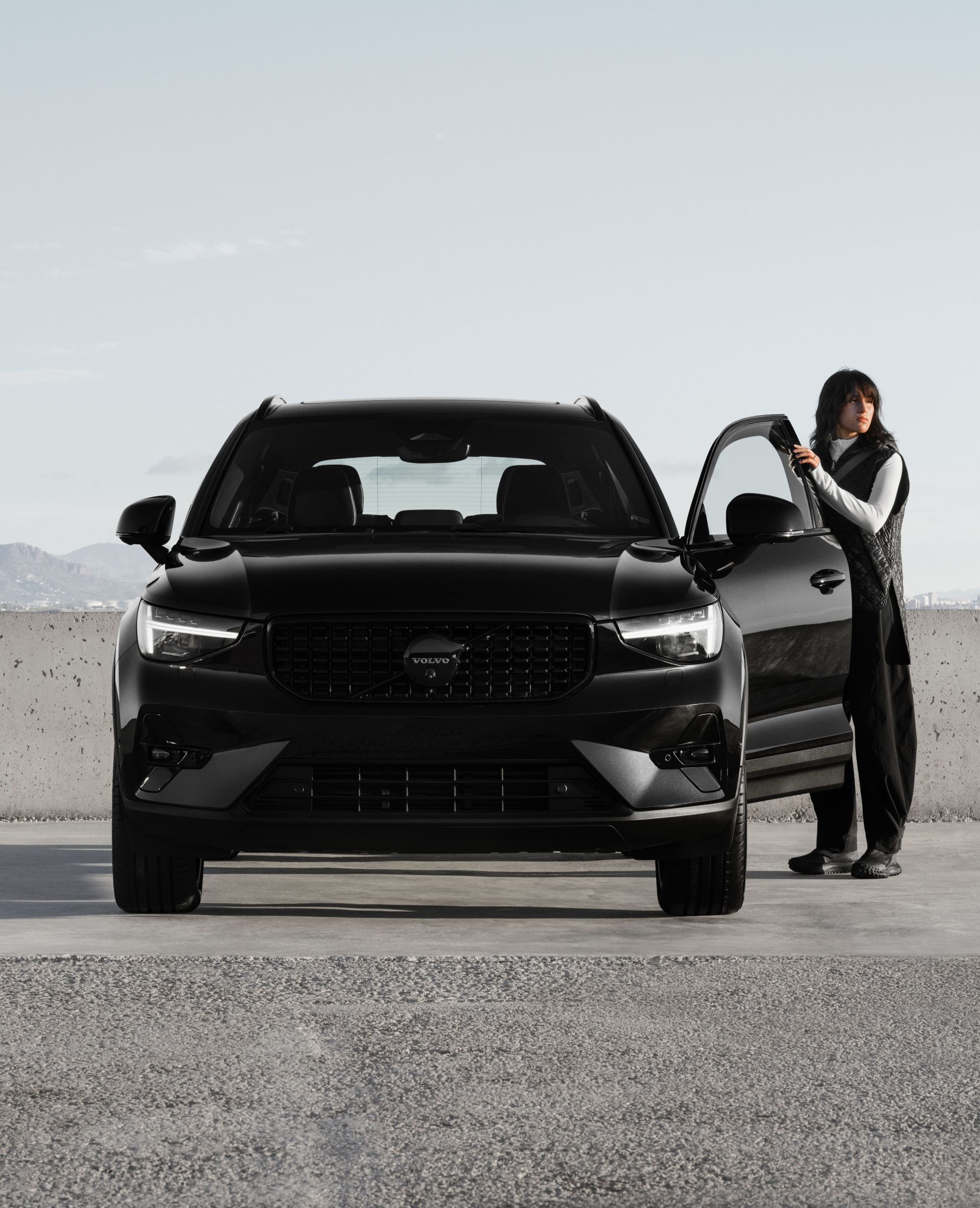 Experience the Volvo Black Edition XC40 SUV - Volvo SUV parked outside