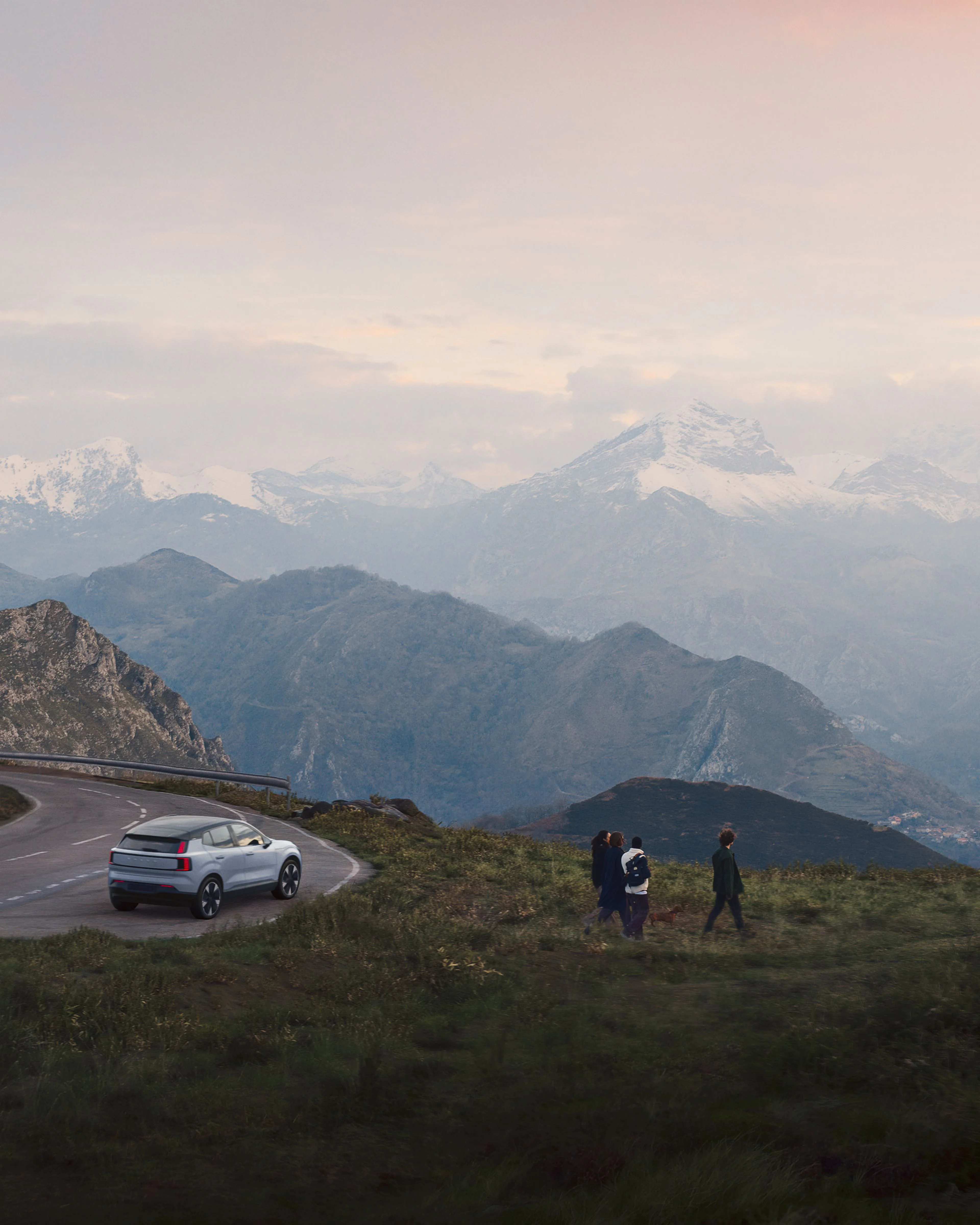 EX30 sur une route de montagne
