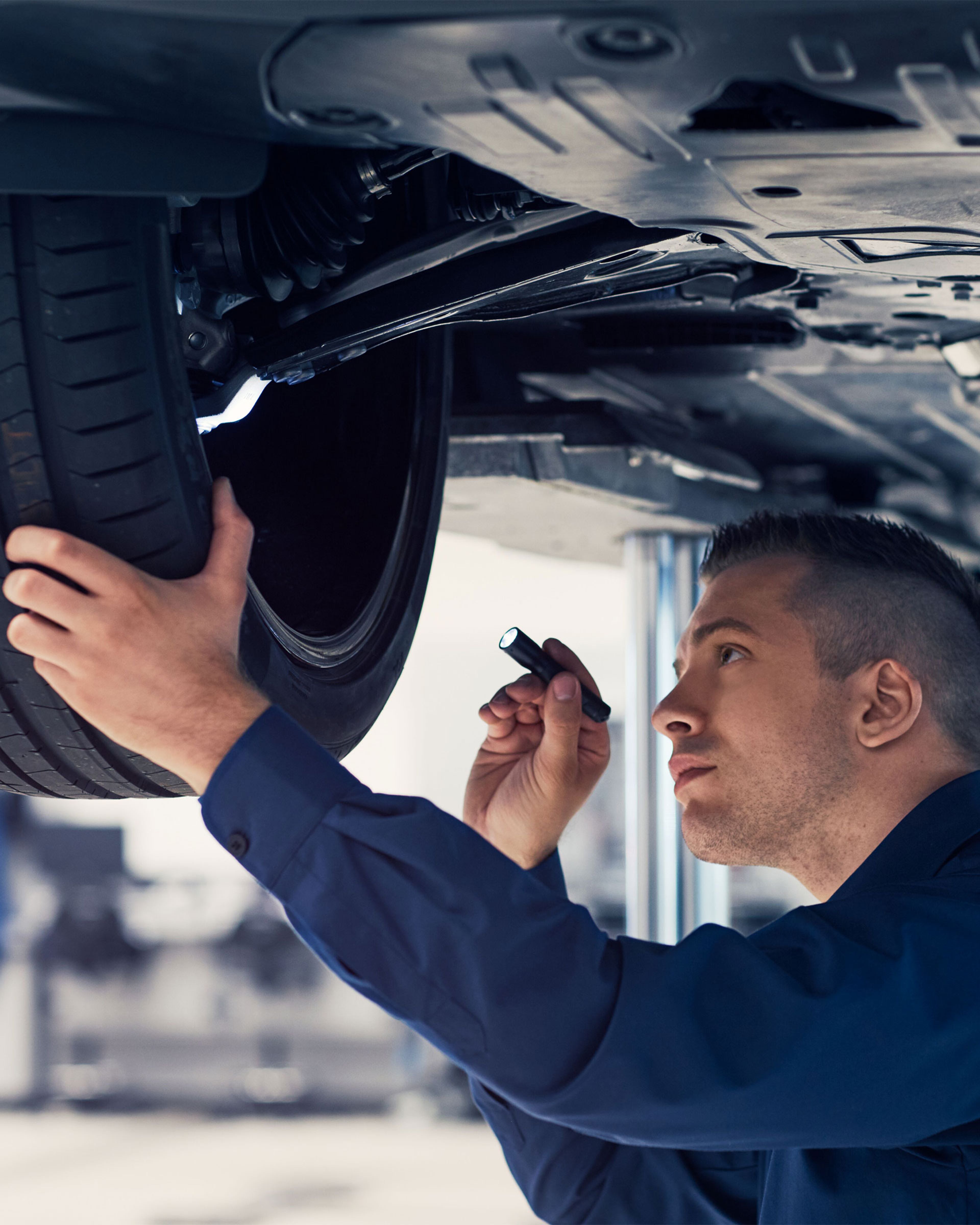 En bilskadereparatör