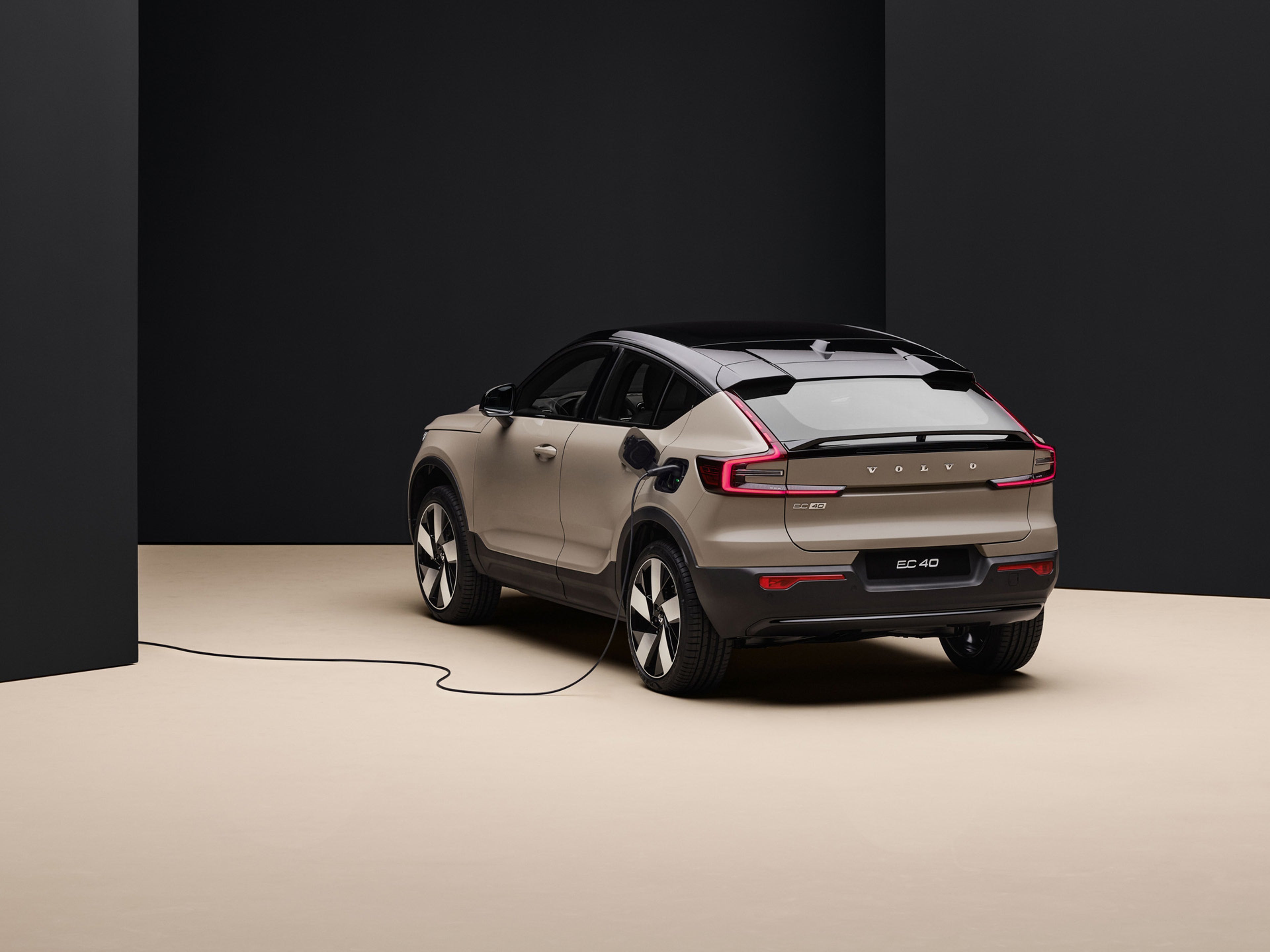 Volvo EC40 vista trasera recargando