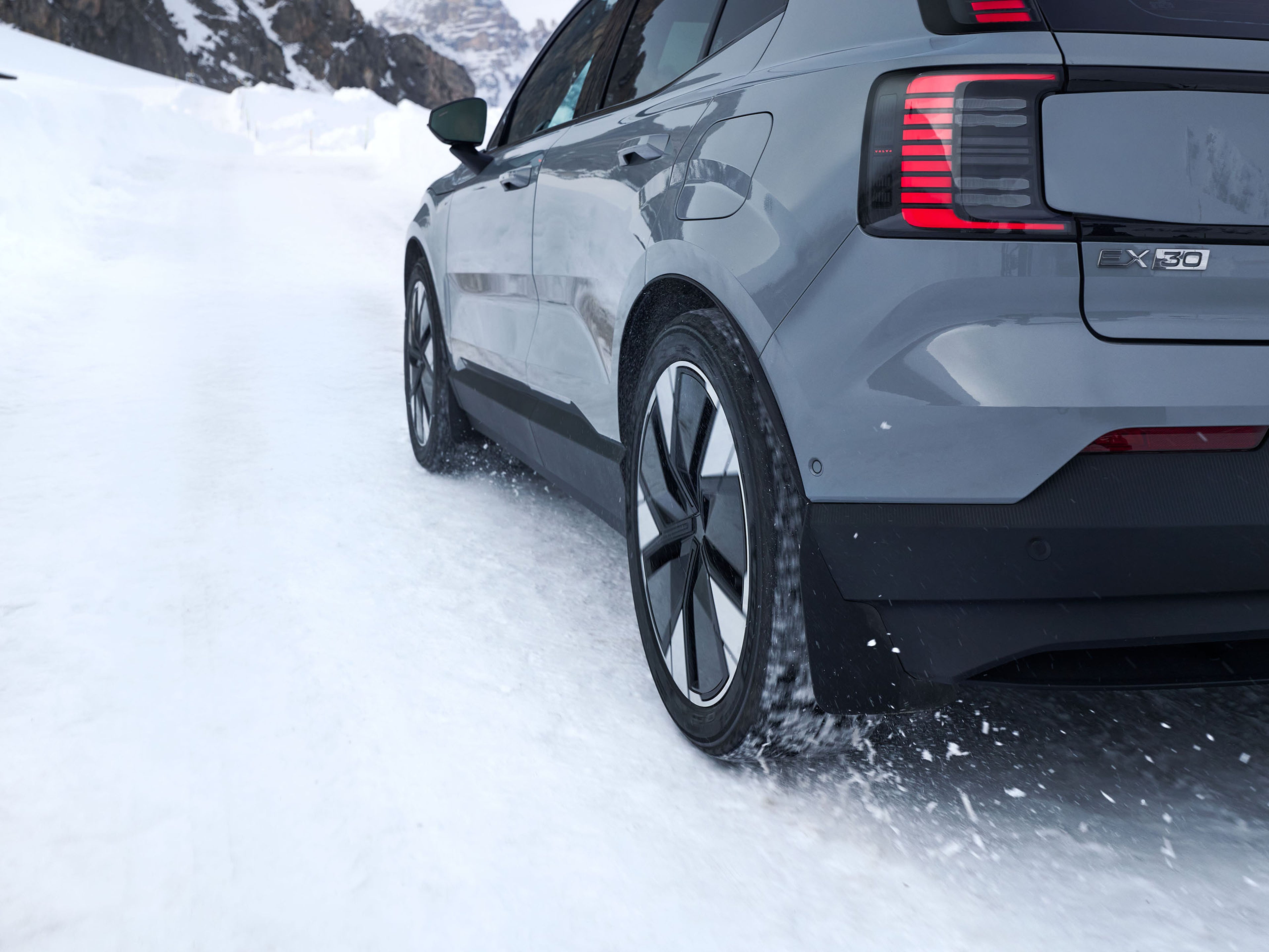 Volvo band in sneeuw