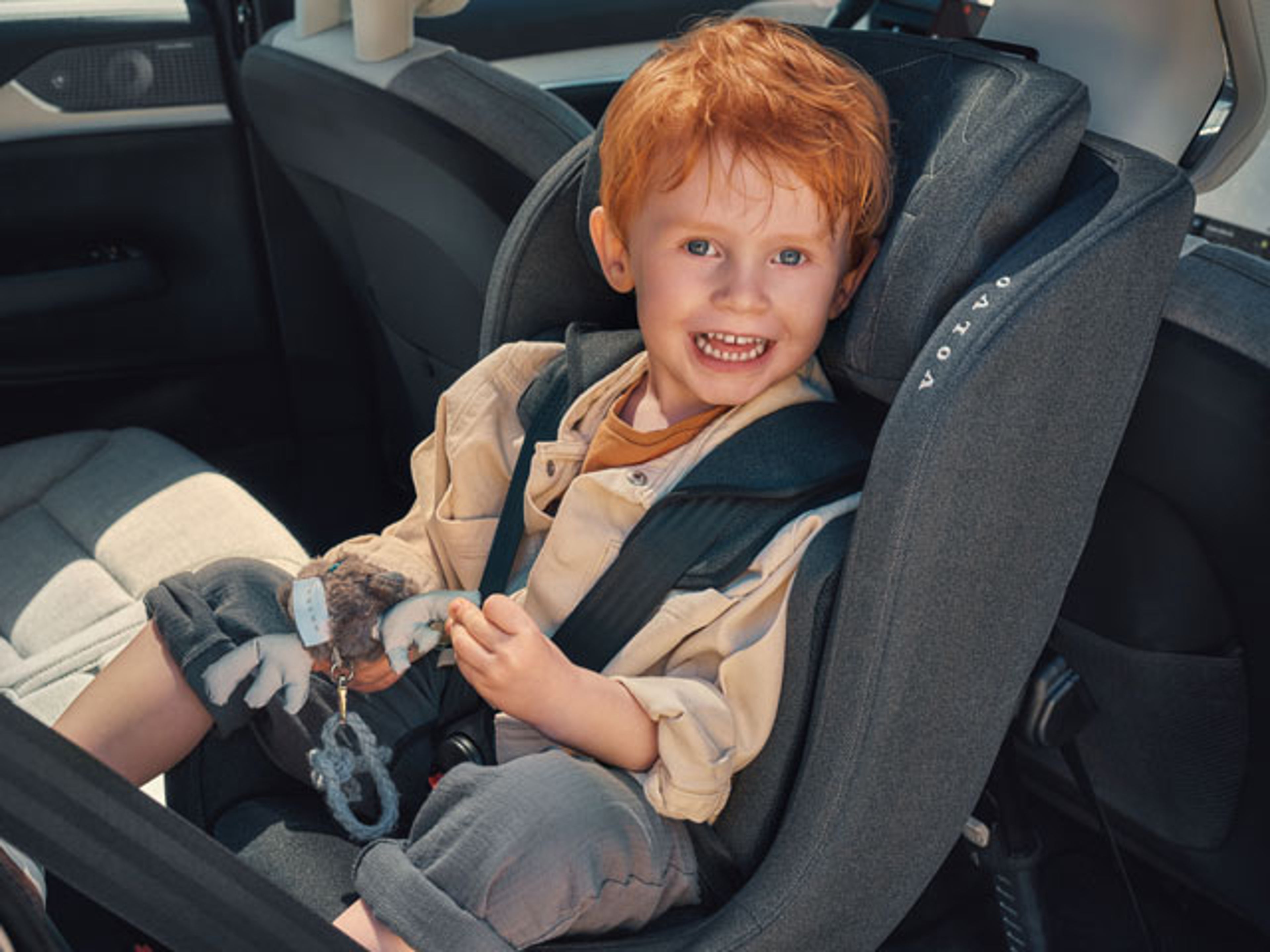 Barn i bakåtvänd bilbarnstol i Volvo EX90