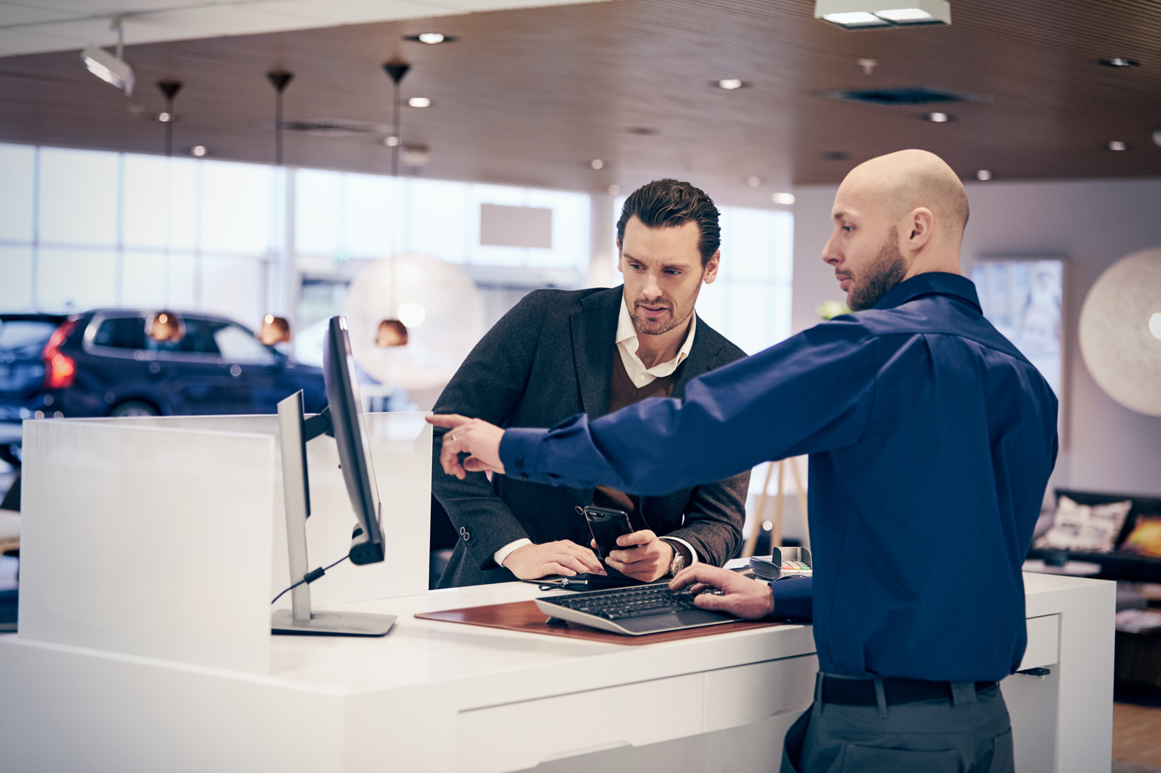 Managerul Volvo Service arata detaliile pentru client