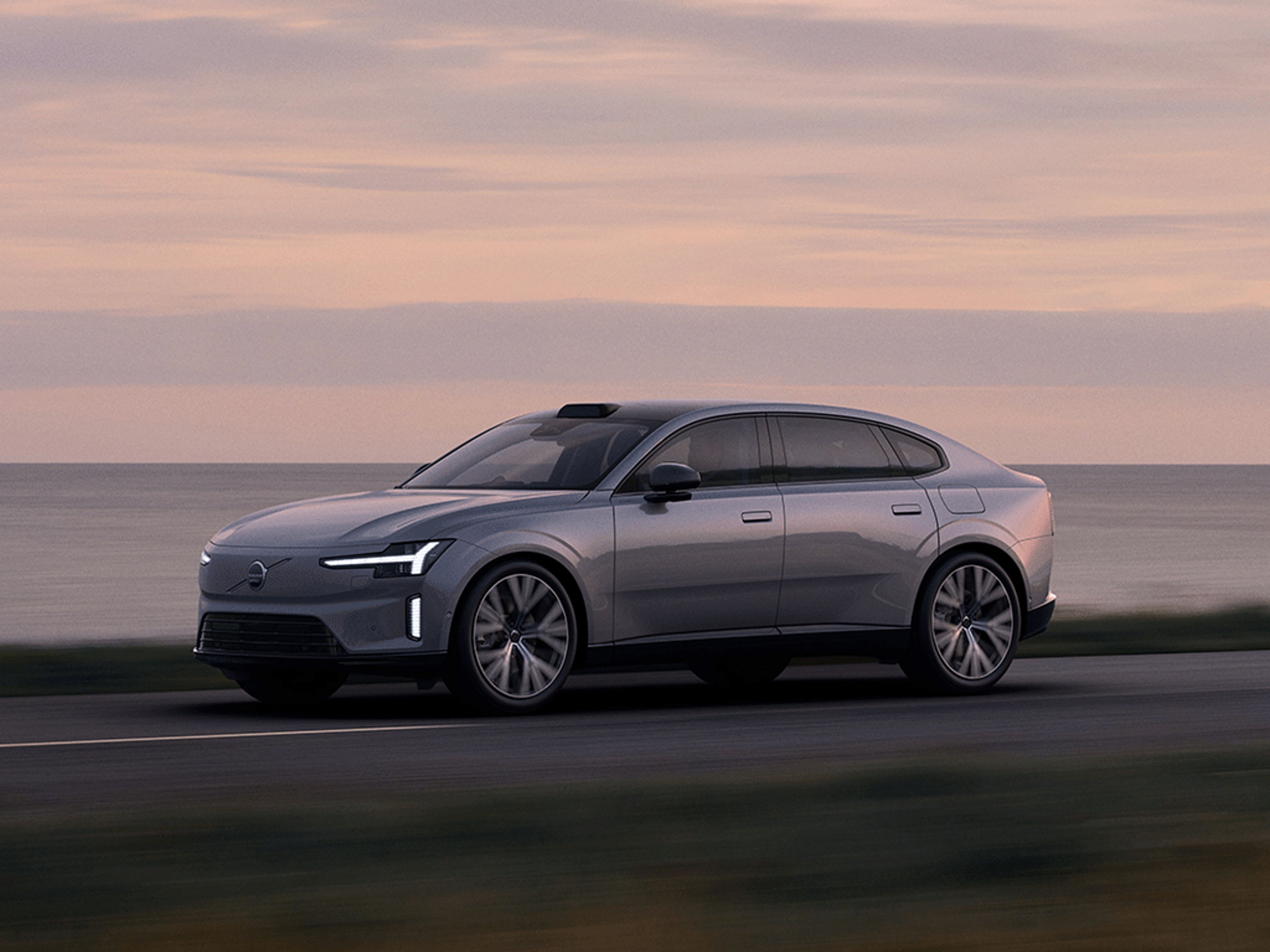 Seitliche Ansicht eines Volvo ES90 bei einer Fahrt.