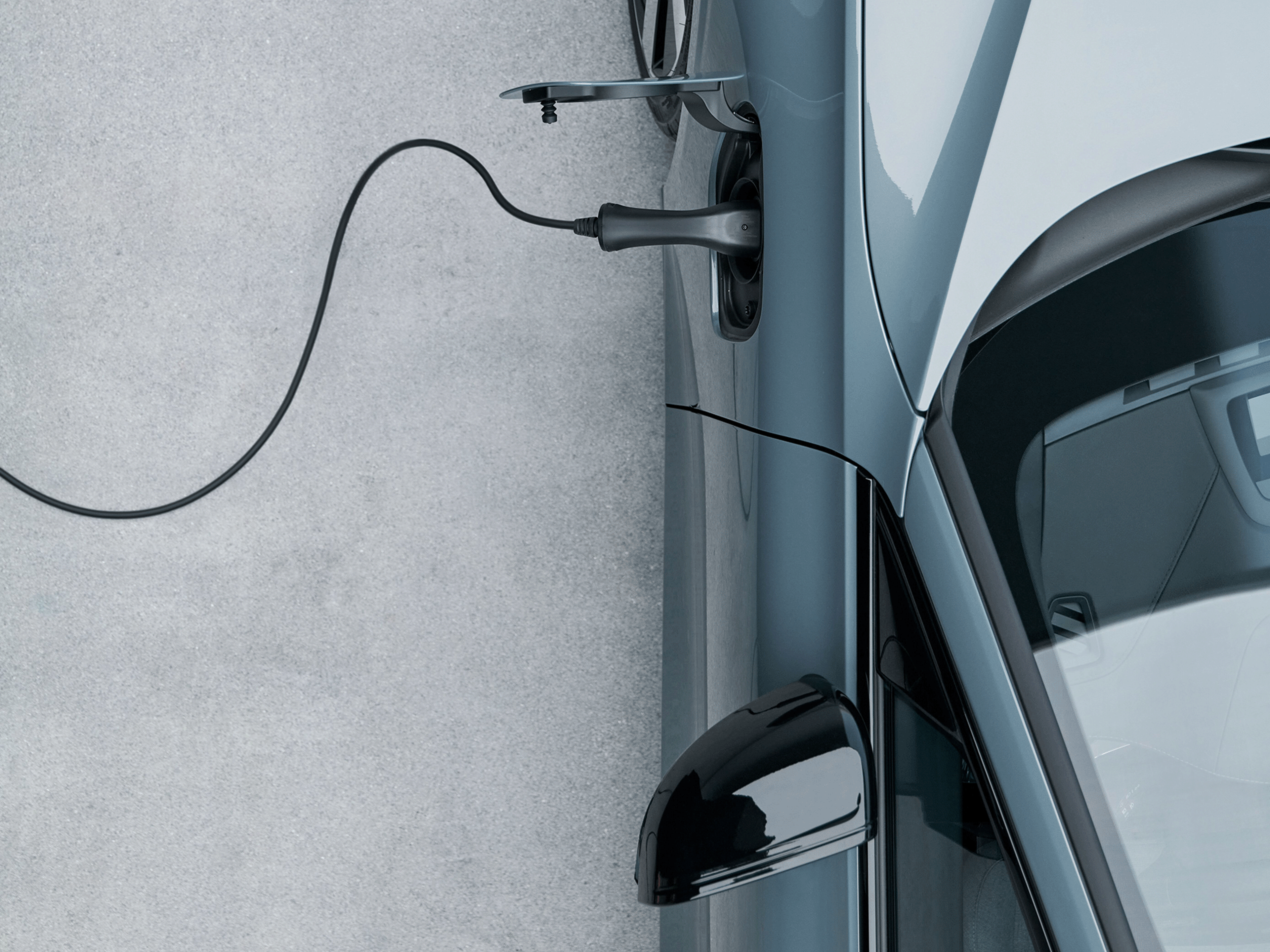 Closeup eines Volvos im Ladeprozess.