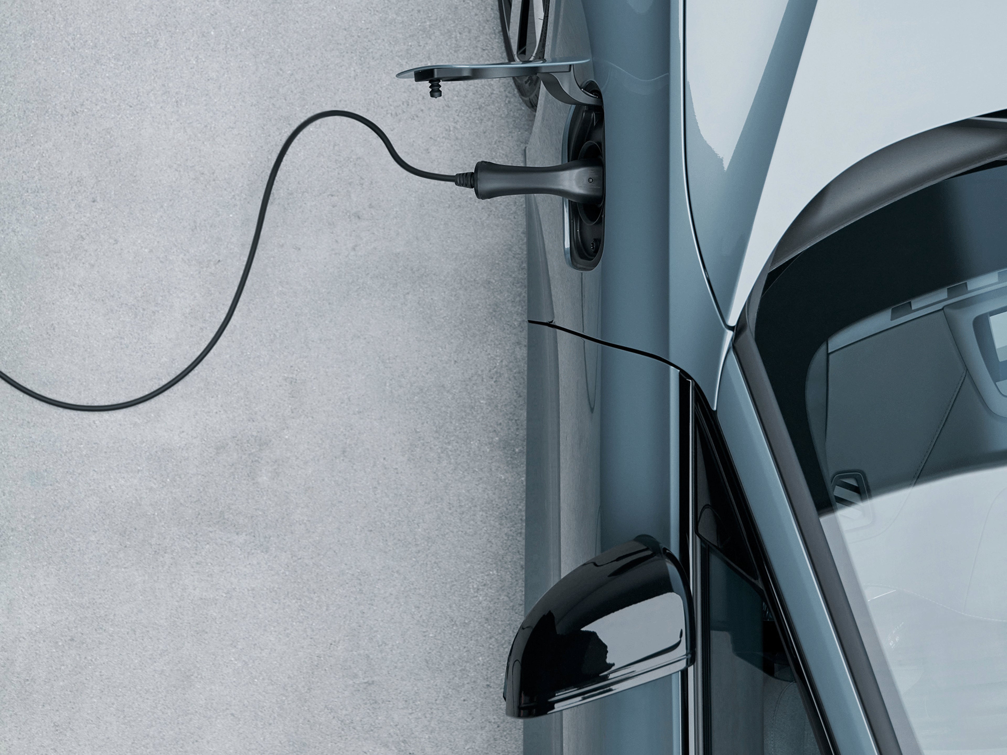 Closeup eines Volvos im Ladeprozess.