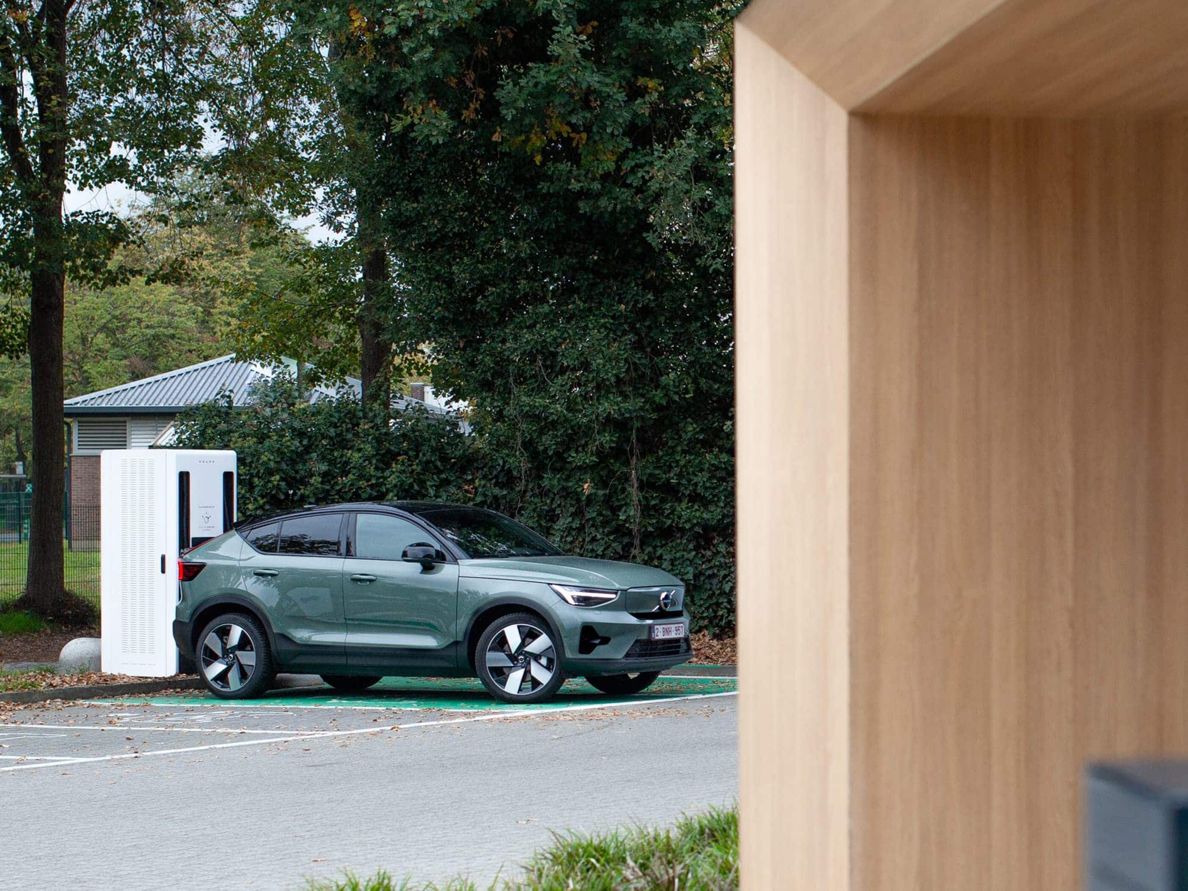 Volvo EC40 die buiten oplaadt aan een oplaadstation.