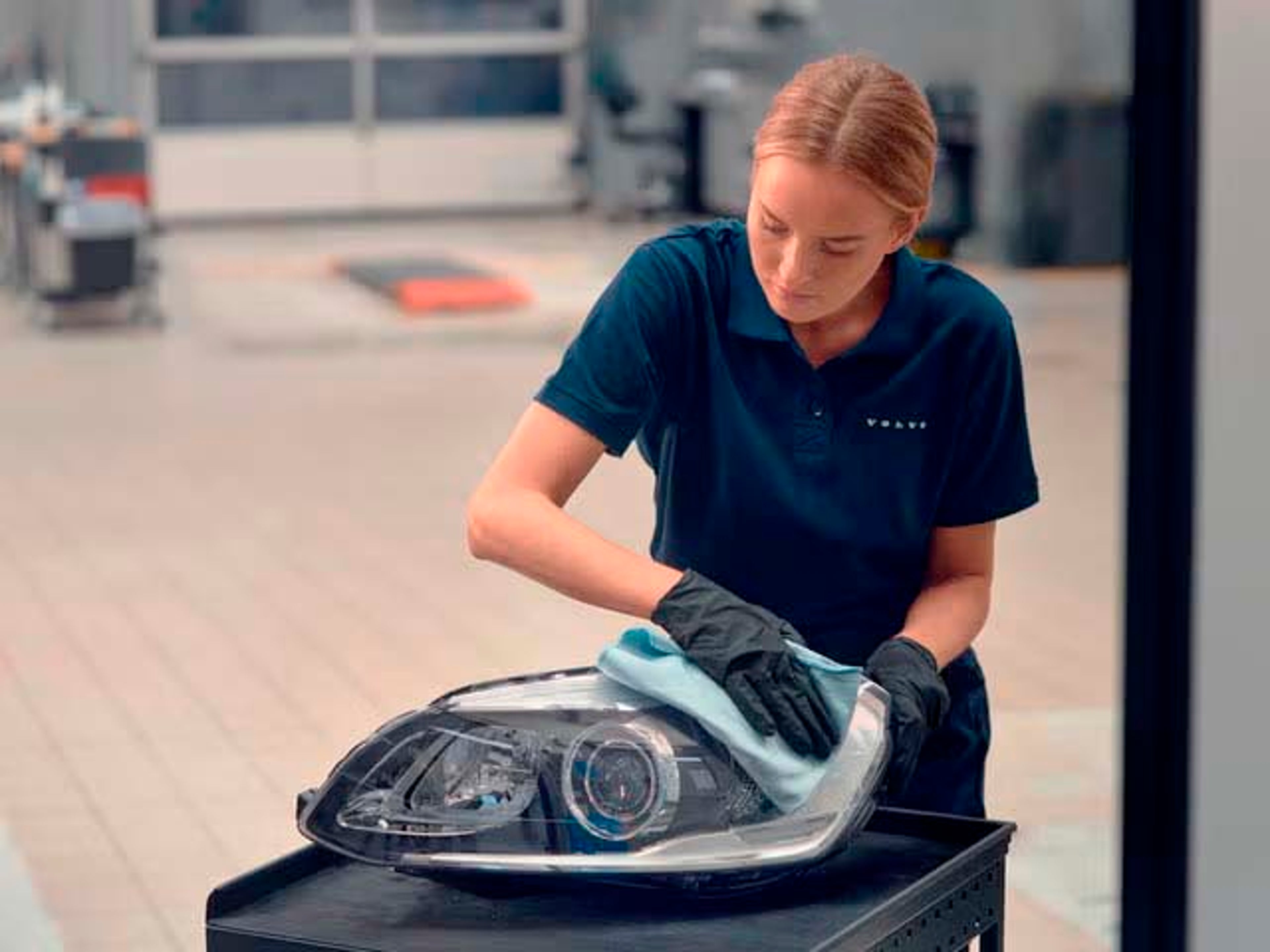 Una mecánica en un servicio oficial con un recambio original Volvo