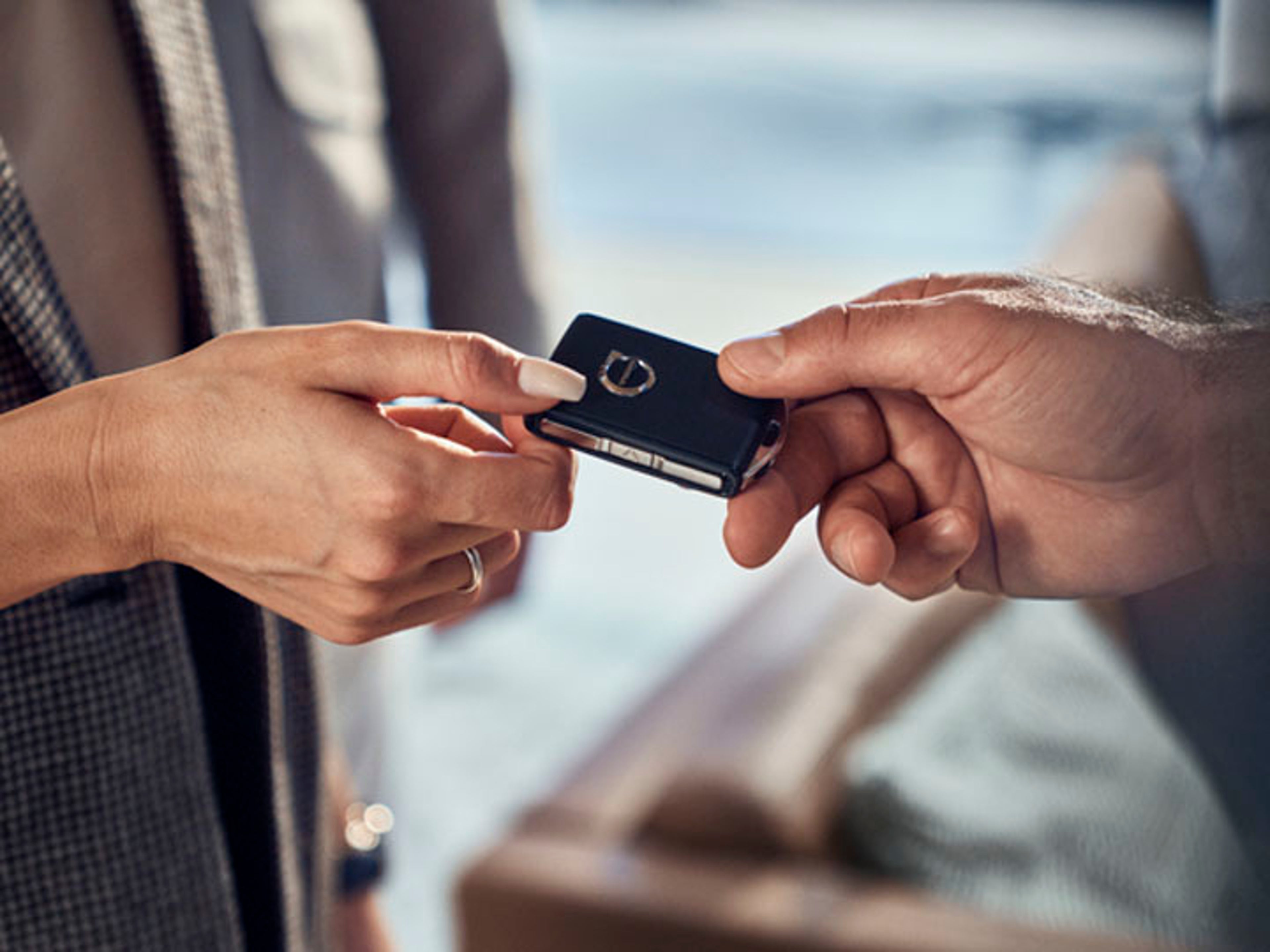 Dos manos pasando una llave Volvo