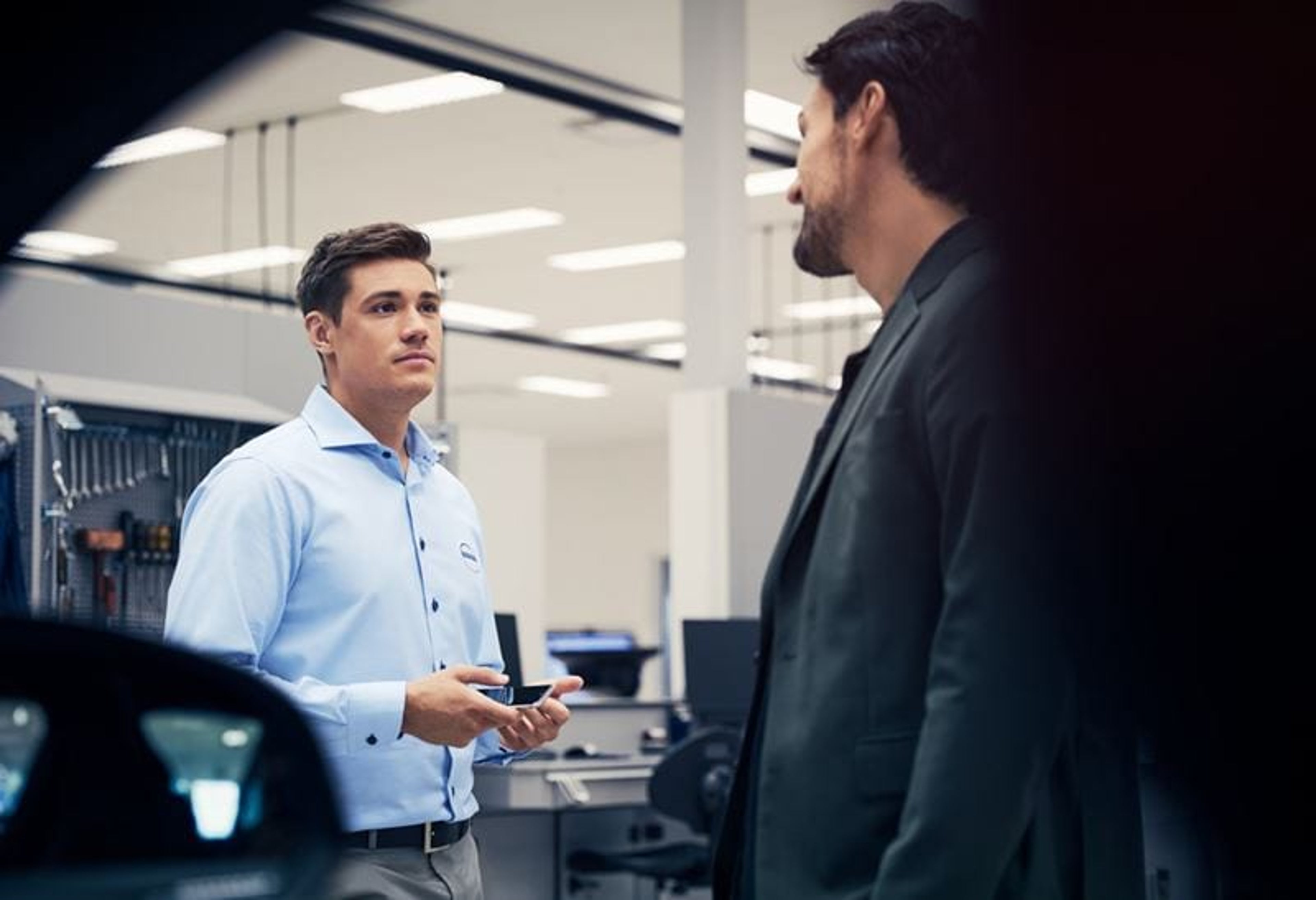 Volvoarbetare i bilhall