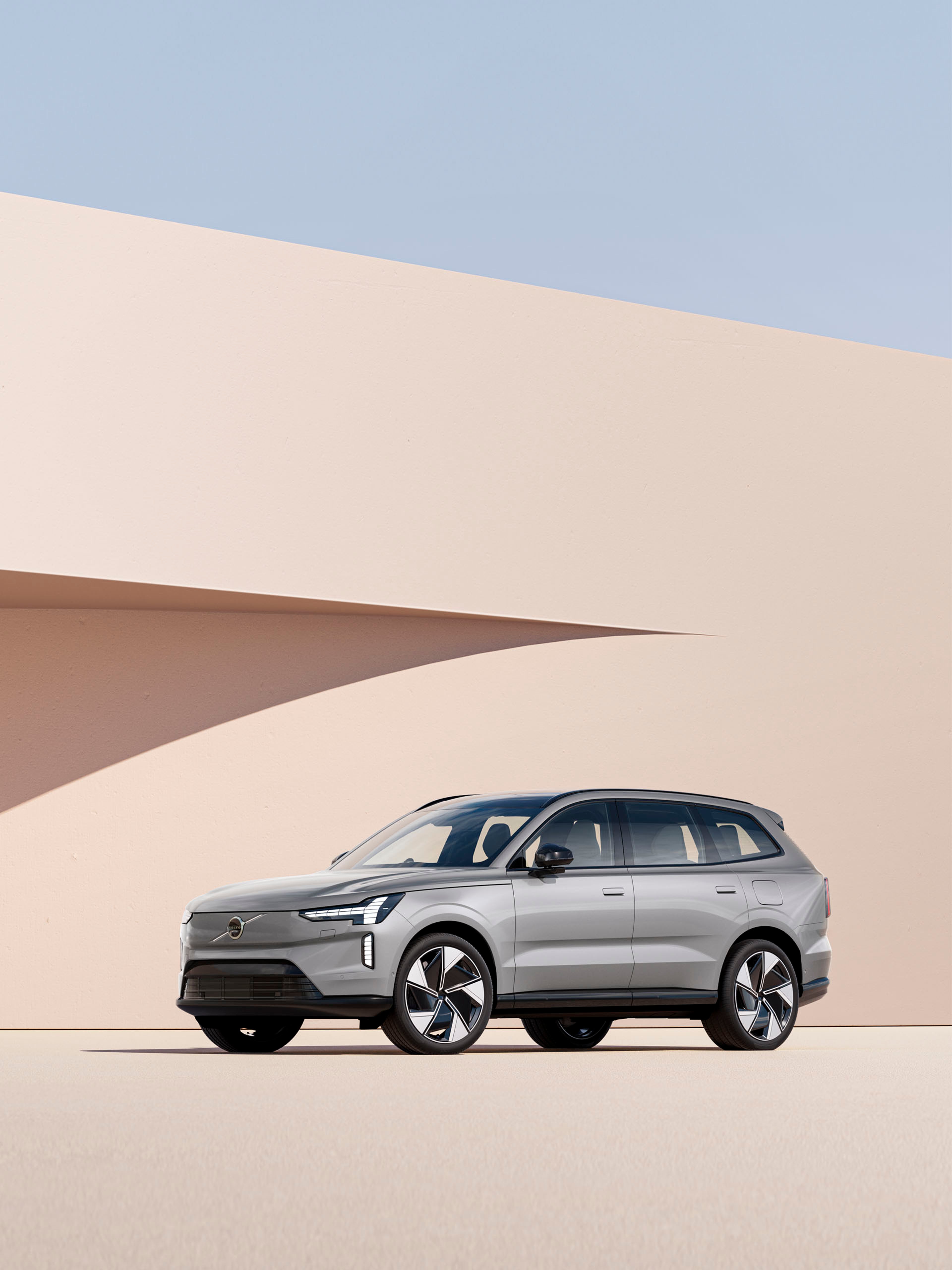 Volvo EX90 SUV grande vista lateral en gris metalizado