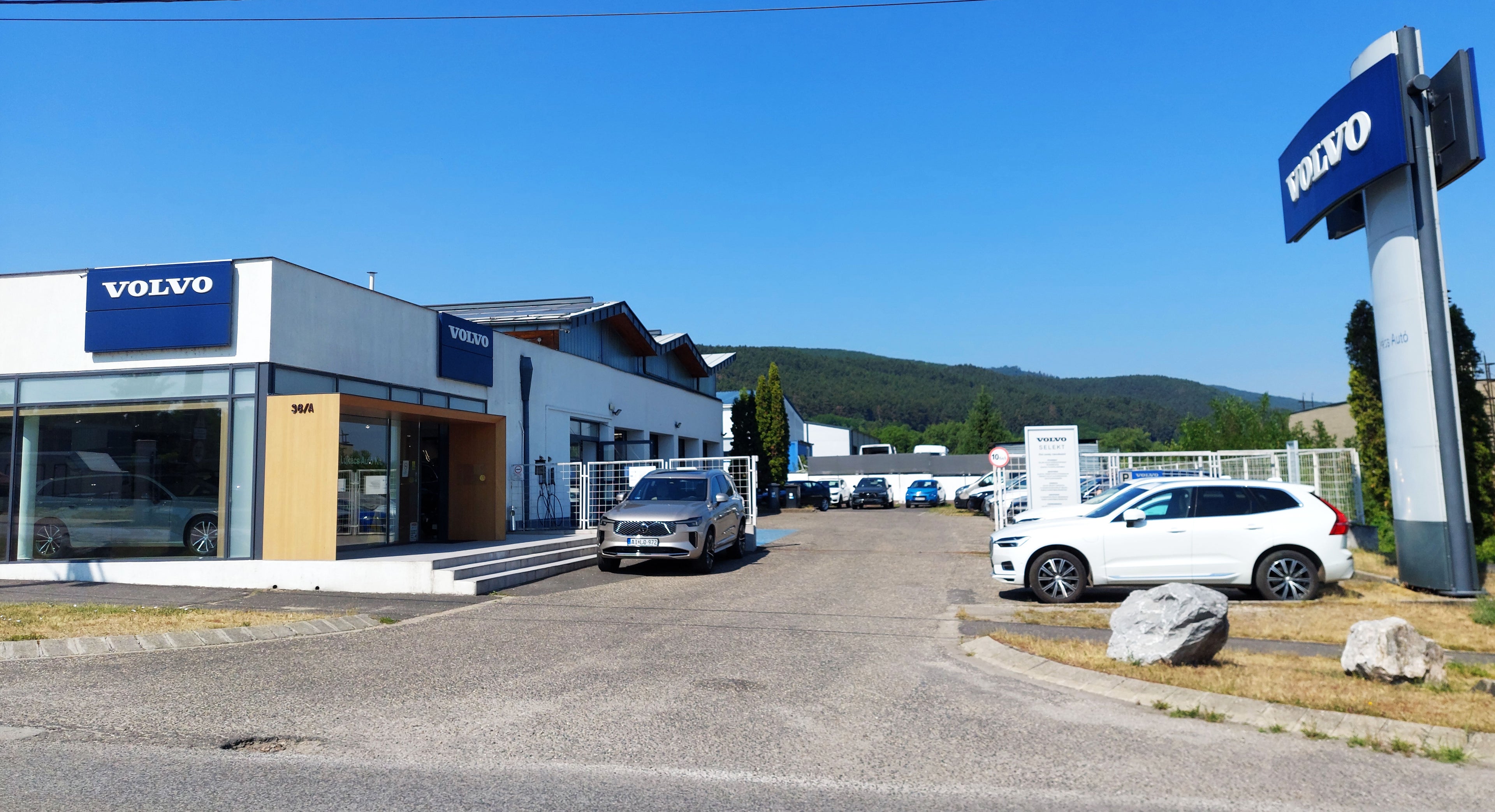 Lukács Autó kereskedésének képe kívülről