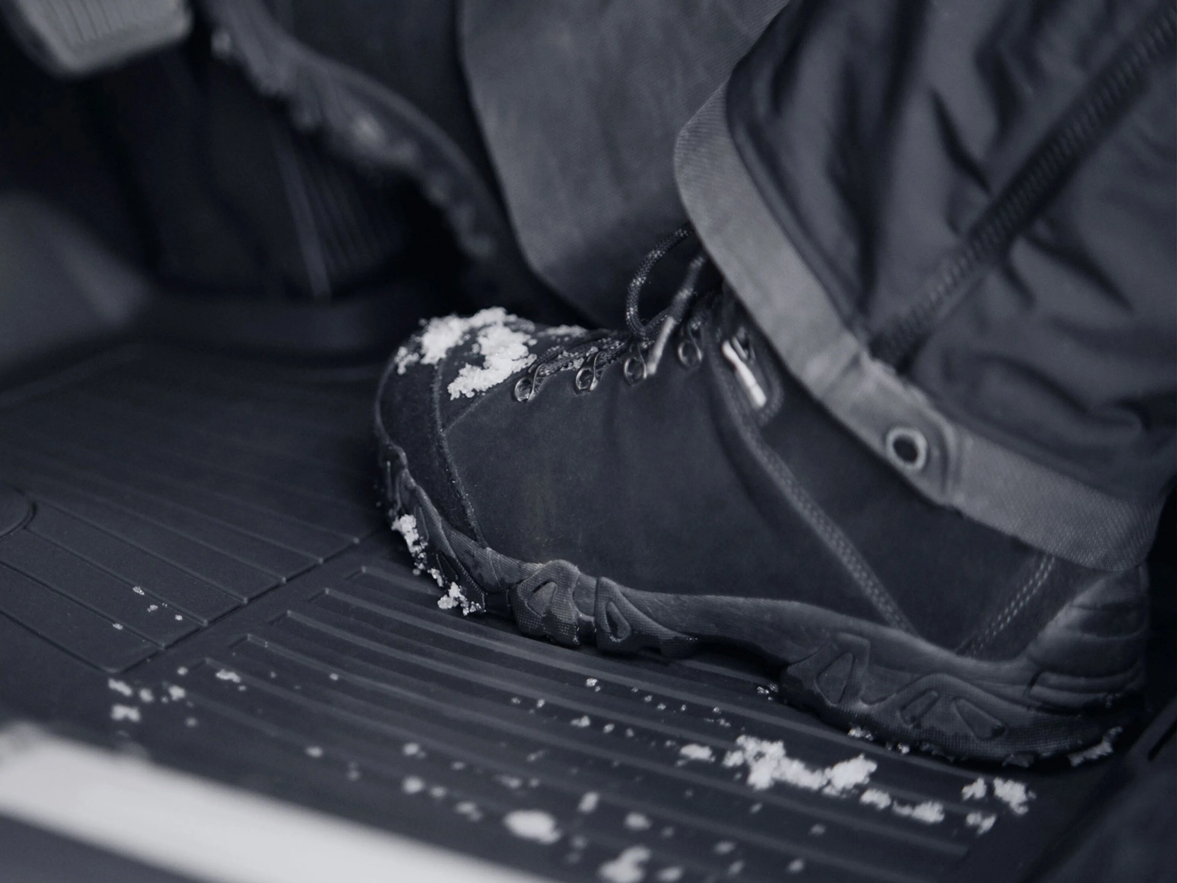 Un tapis de protection en caoutchouc pour le coffre d'une Volvo.