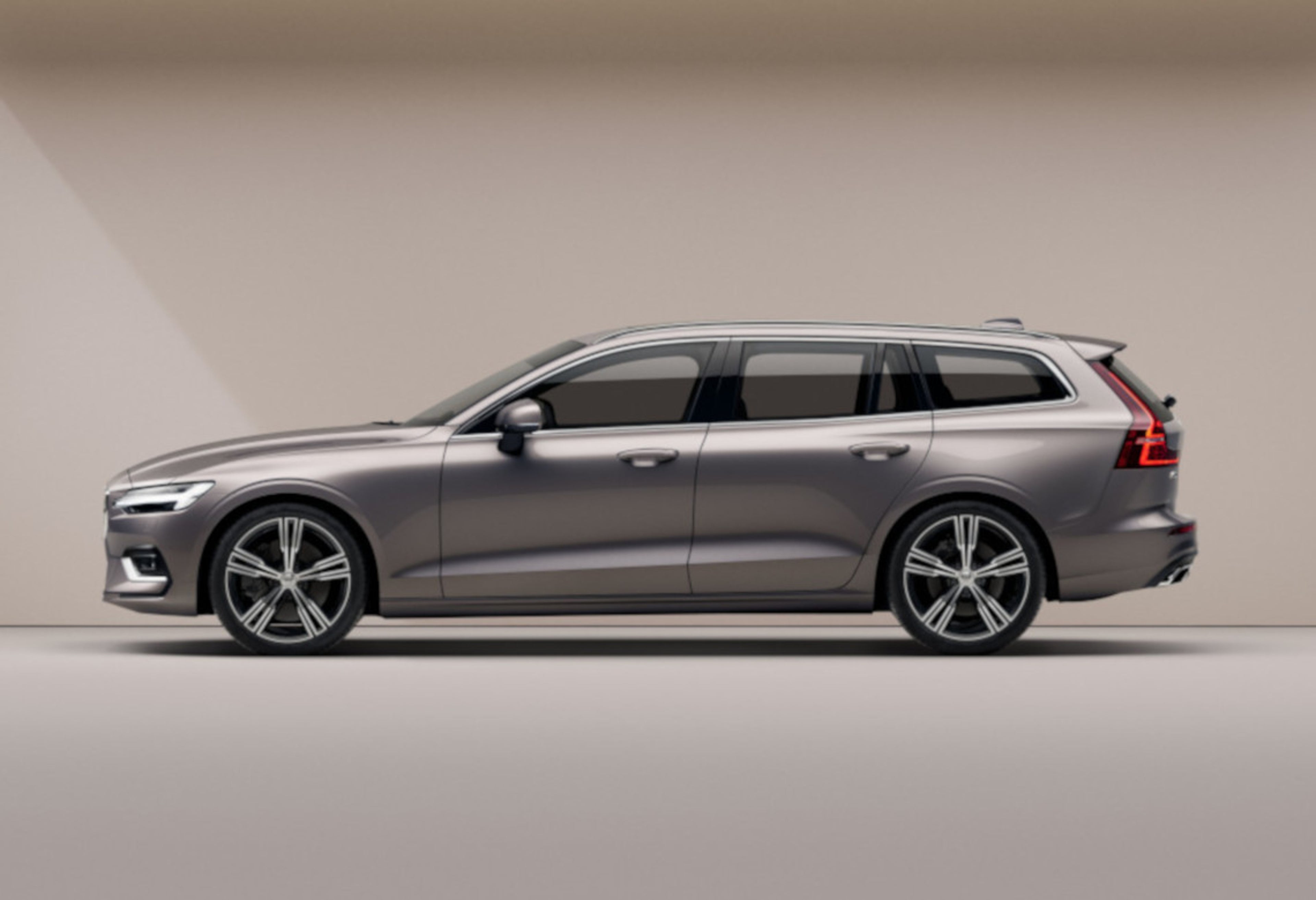 Volvo V60 in beiger Umgebung