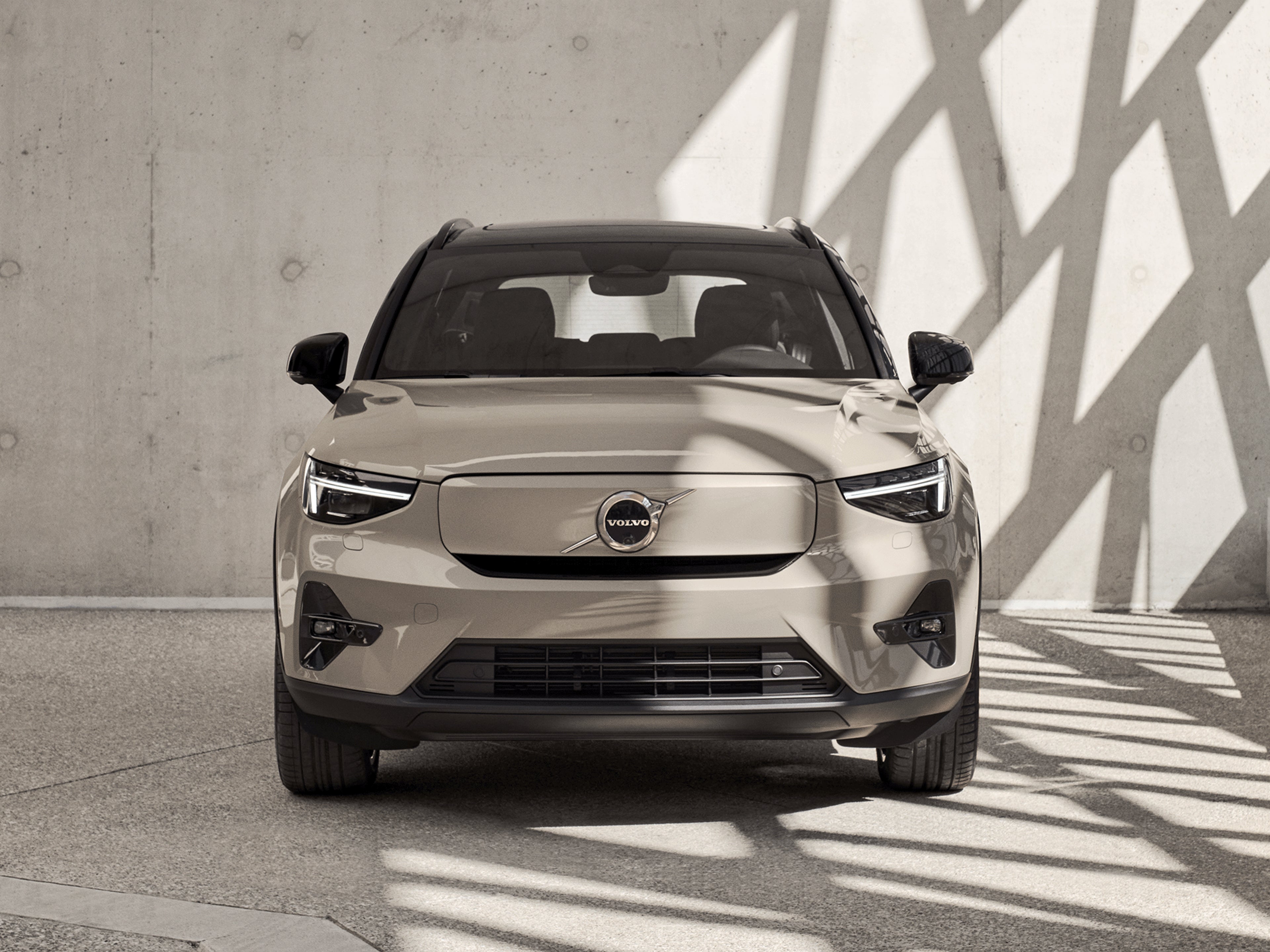 Frontale Ansicht eines Volvo EX40.