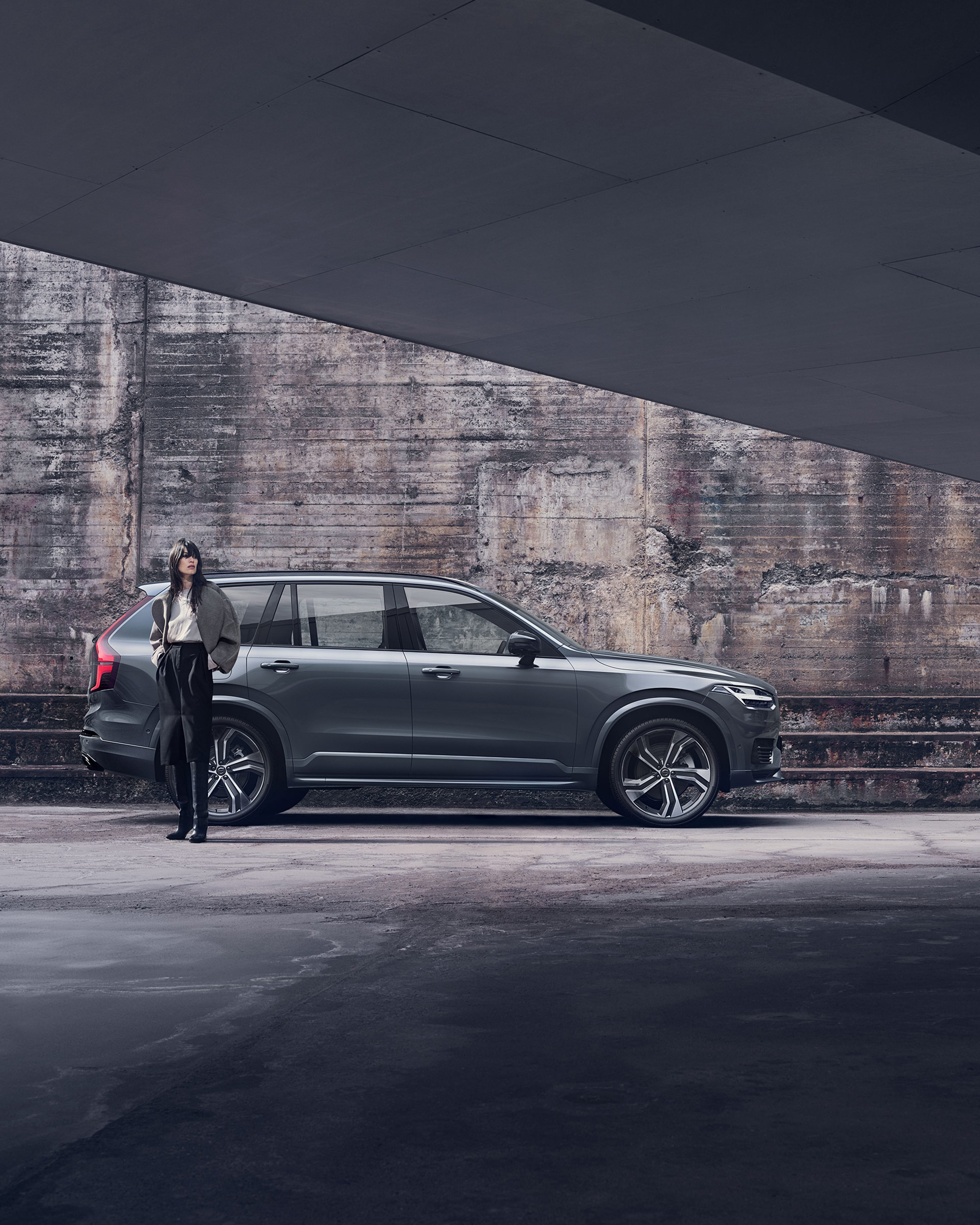 Kvinna framför grå Volvo