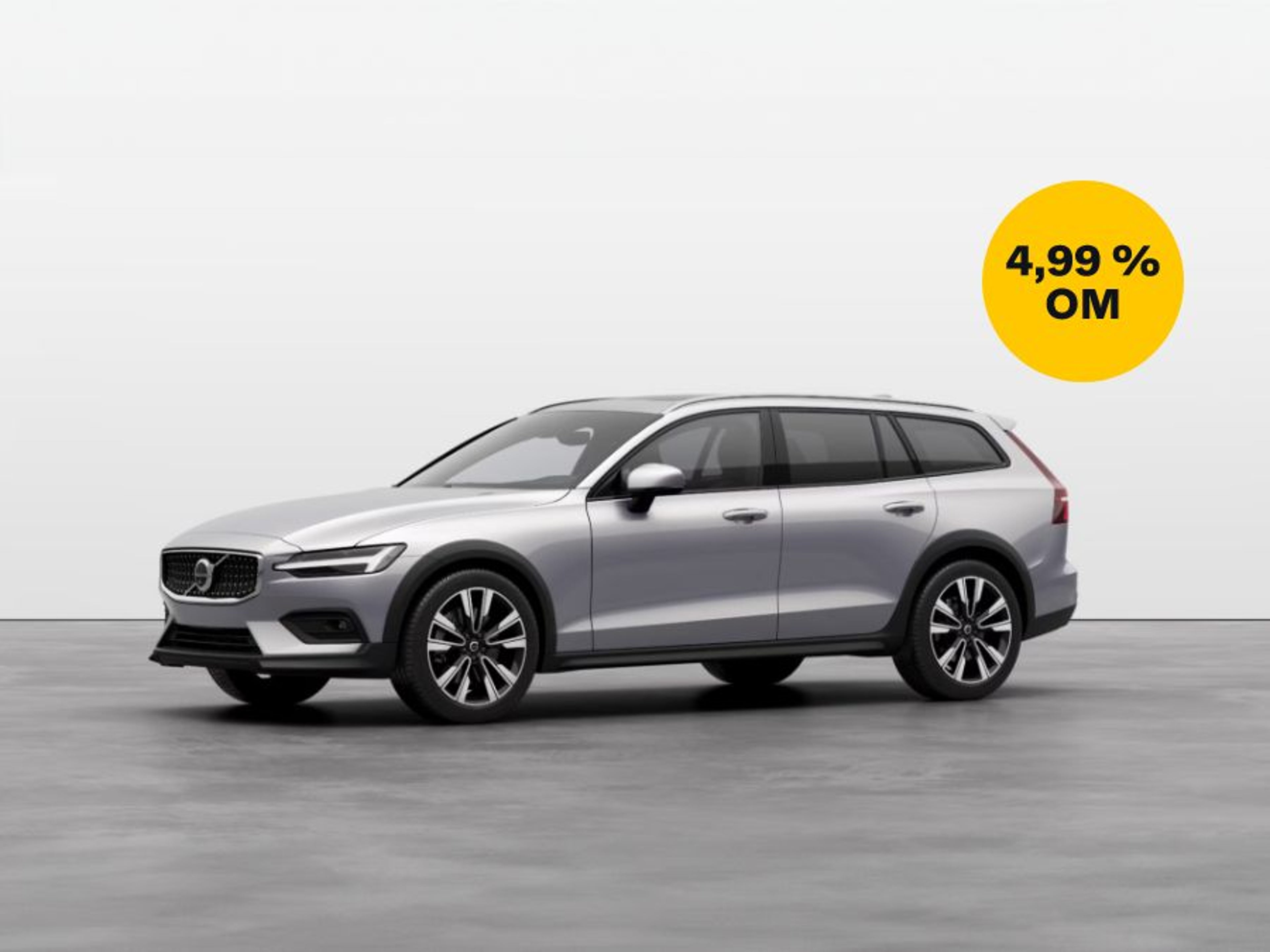 Srebrni Volvo V60 Cross Country v studijskem okolju.