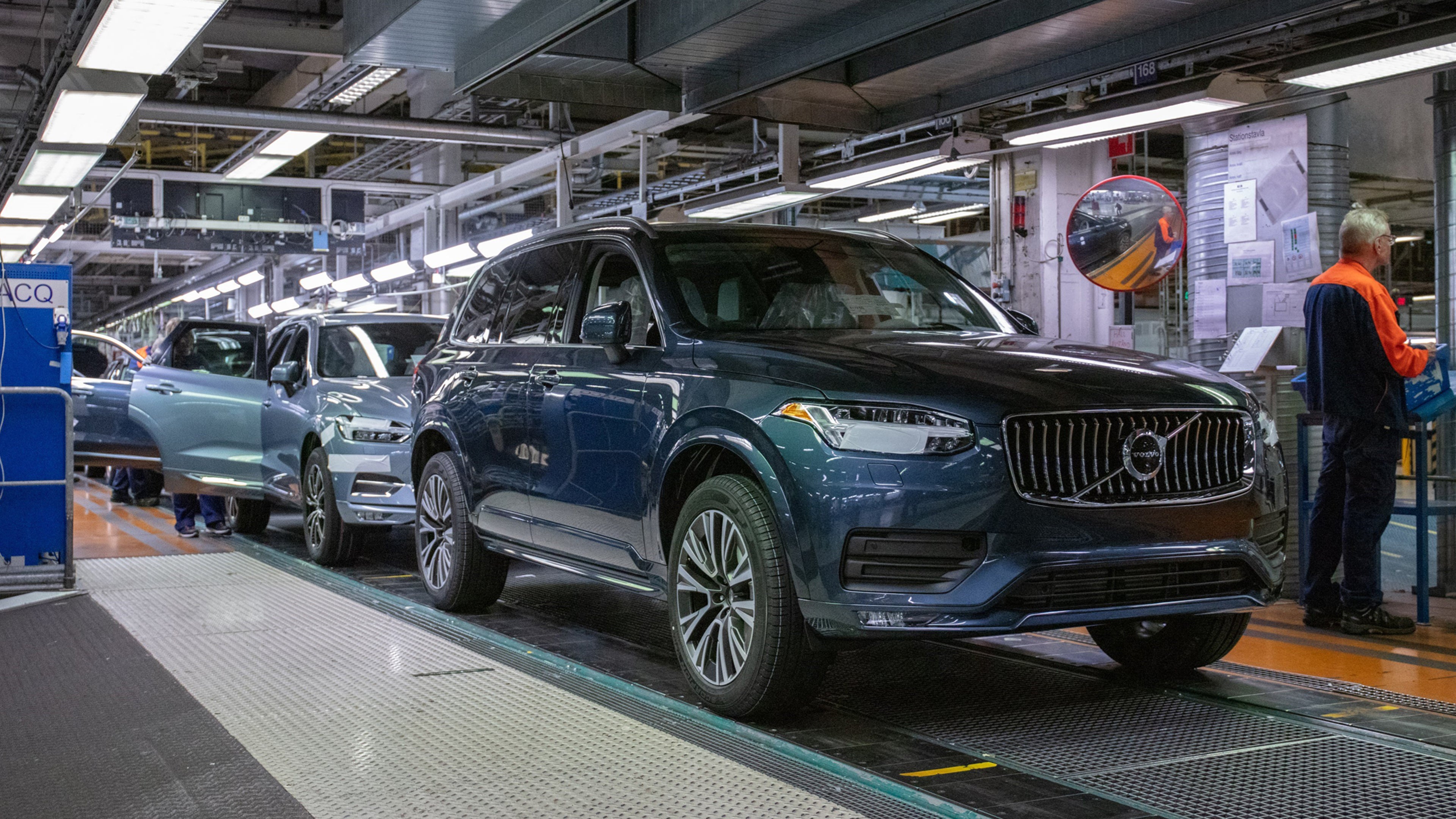 Uferdig Blå XC90 på produksjonsbånd