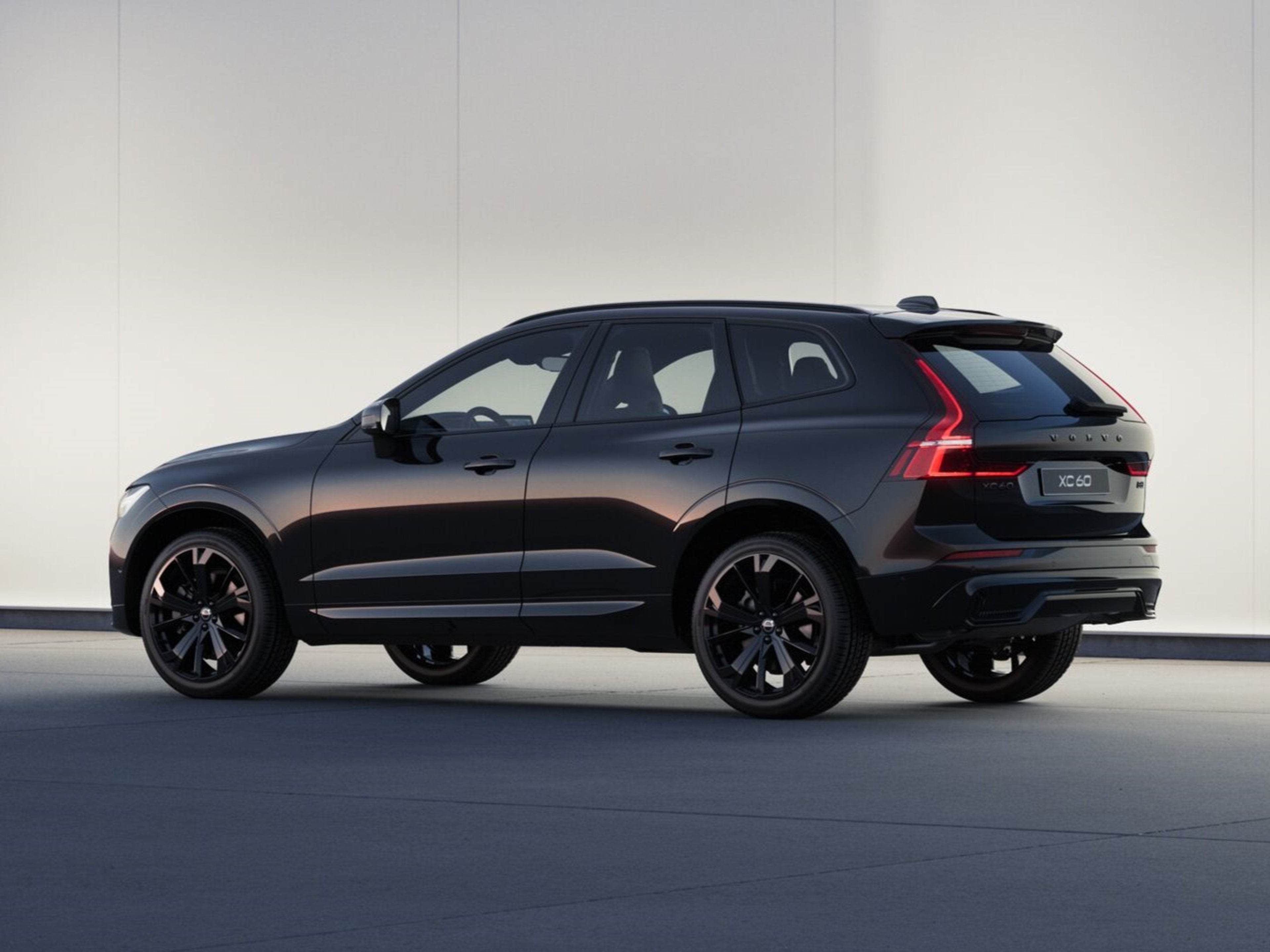 Volvo XC60 Black Edition - Volvo car parked