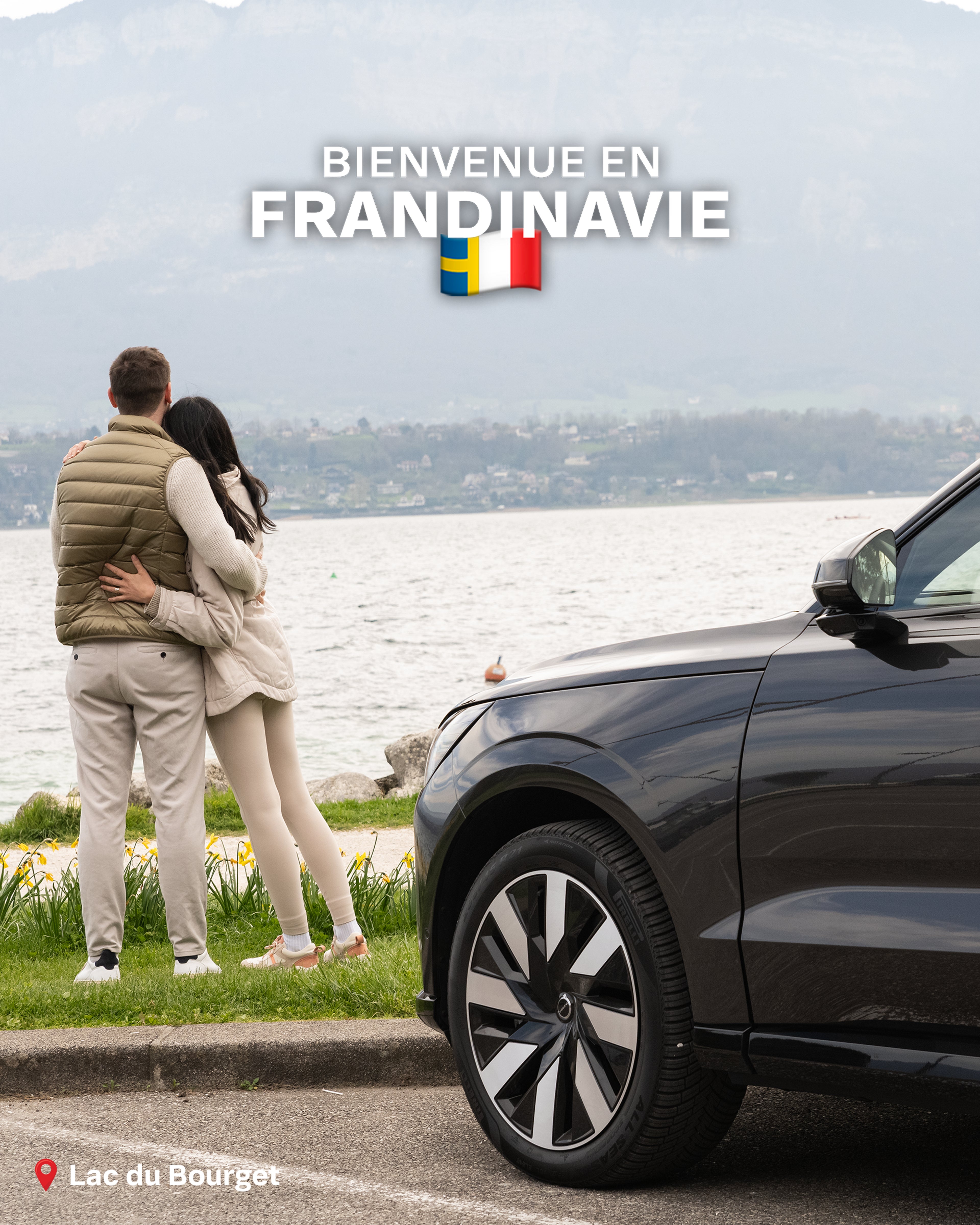 Couple de dos face au lac du Bourget, voiture noire au premier plan, texte 'Bienvenue en Frandinavie'.