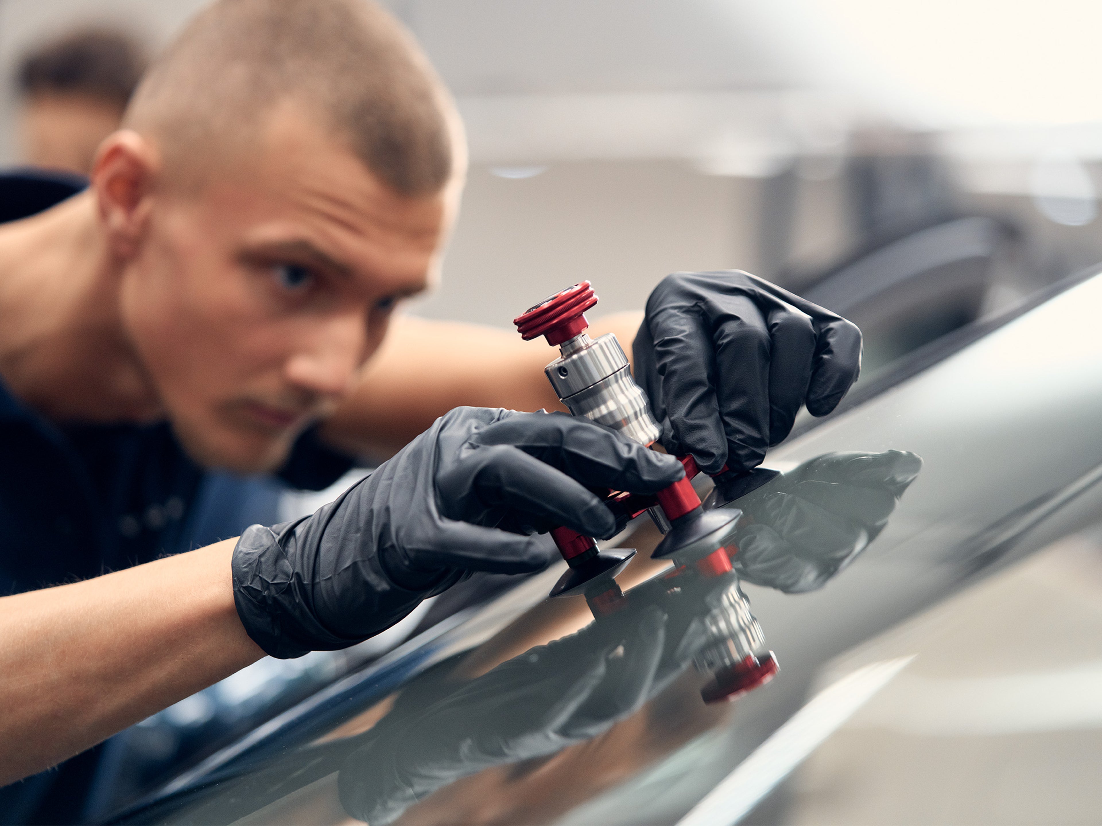 Volvo Omamekaanikko korjaa kiveniskemän aiheuttamaa säröä Volvo -auton tuulilasissa.