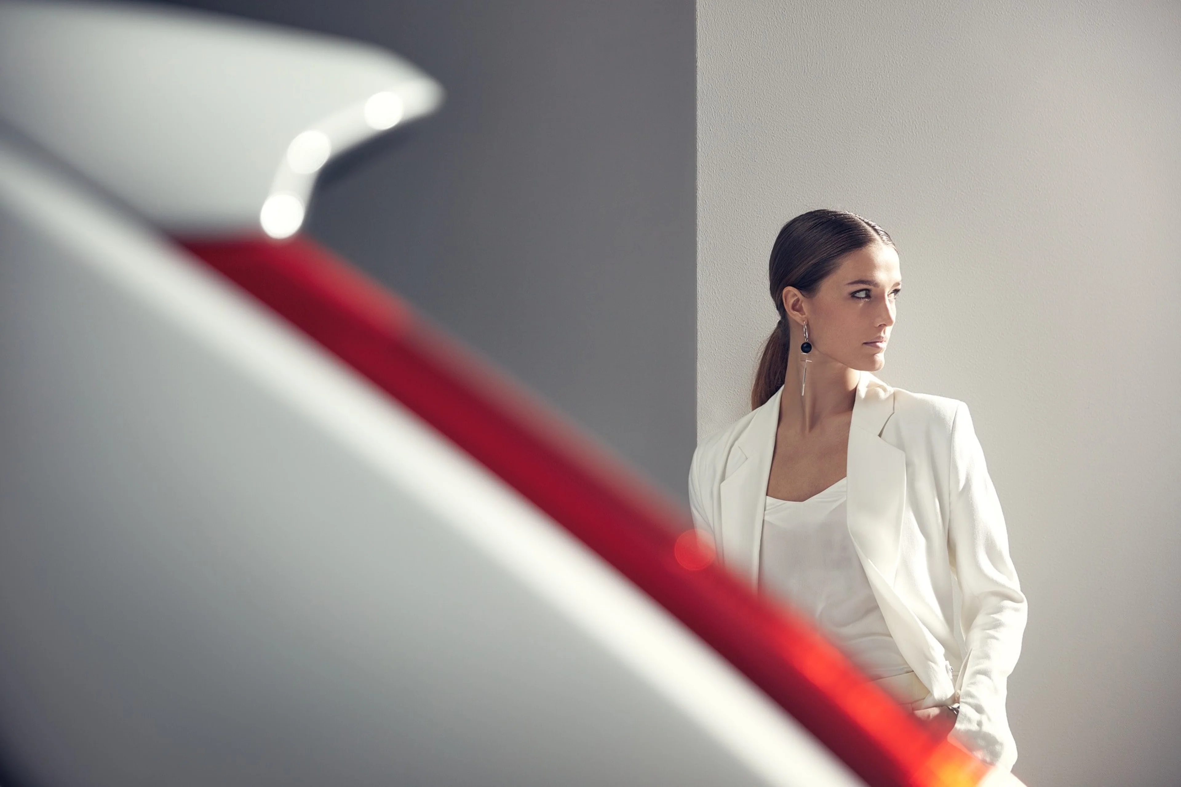 Frau steht hinter einem Volvo