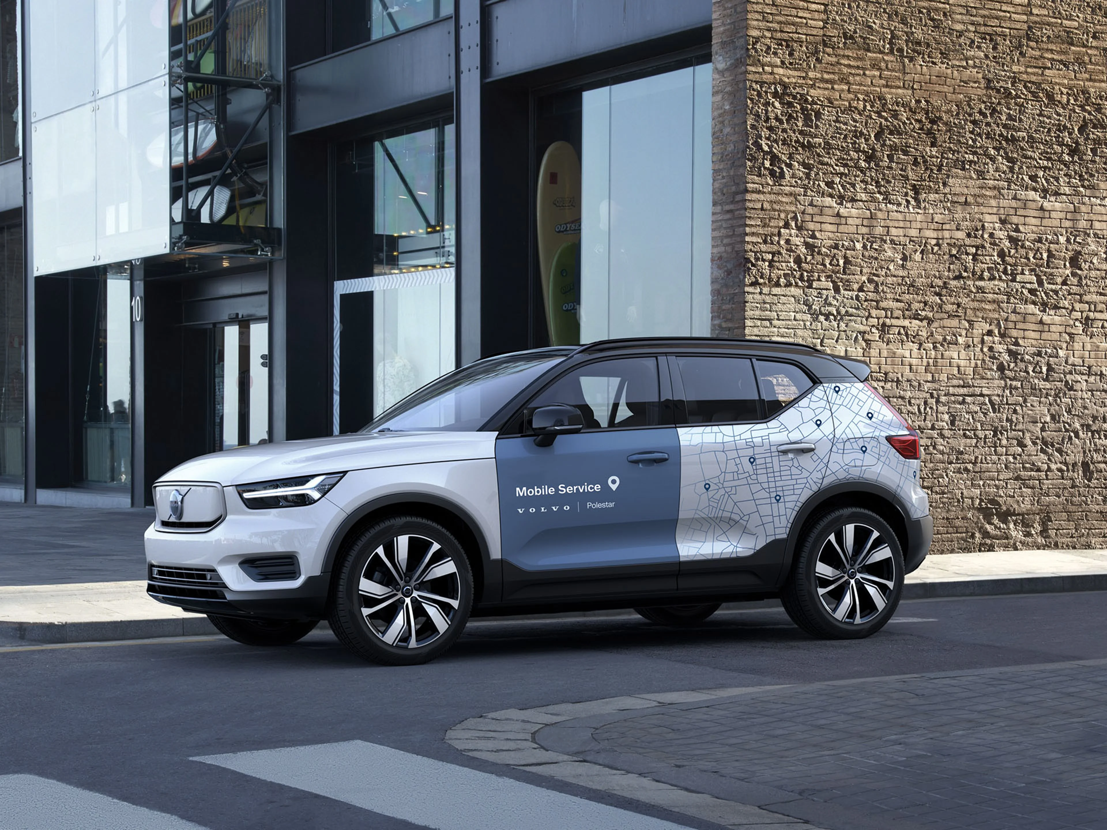 Volvo XC40 branco numa esqueina com um autocolante cinzento com letras brancas "Mobile Service"