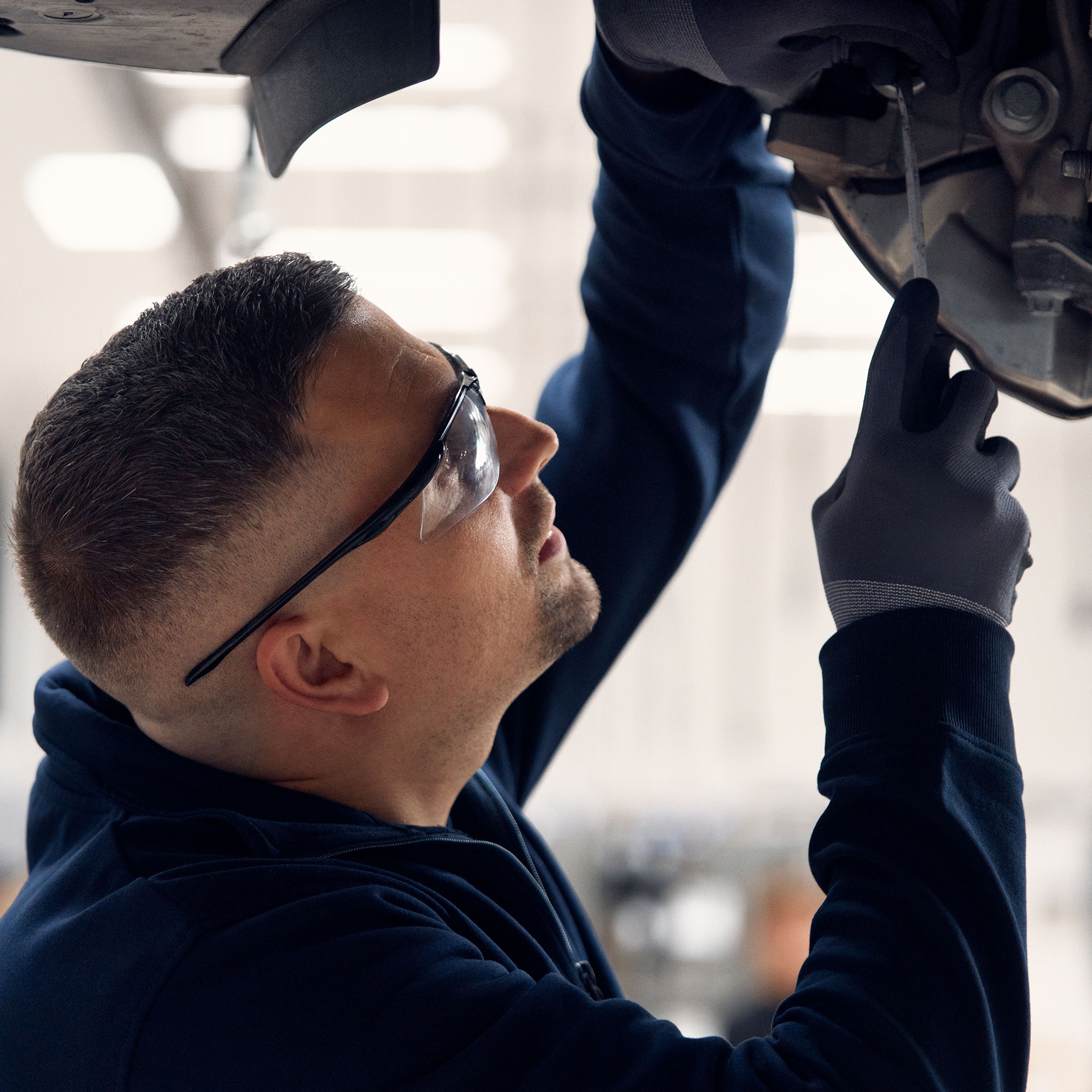 Volvo Omamekaanikko työstää auton jousitusta.