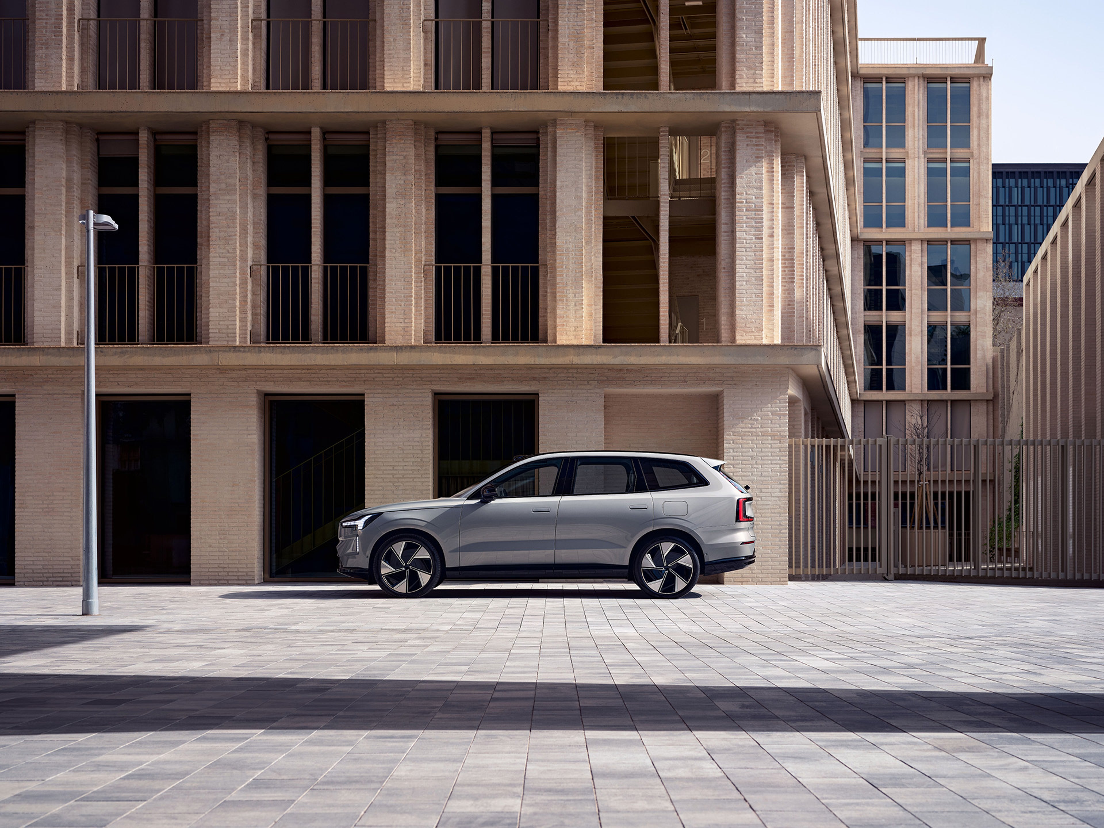 EX90 estacionado em frente a um edifício