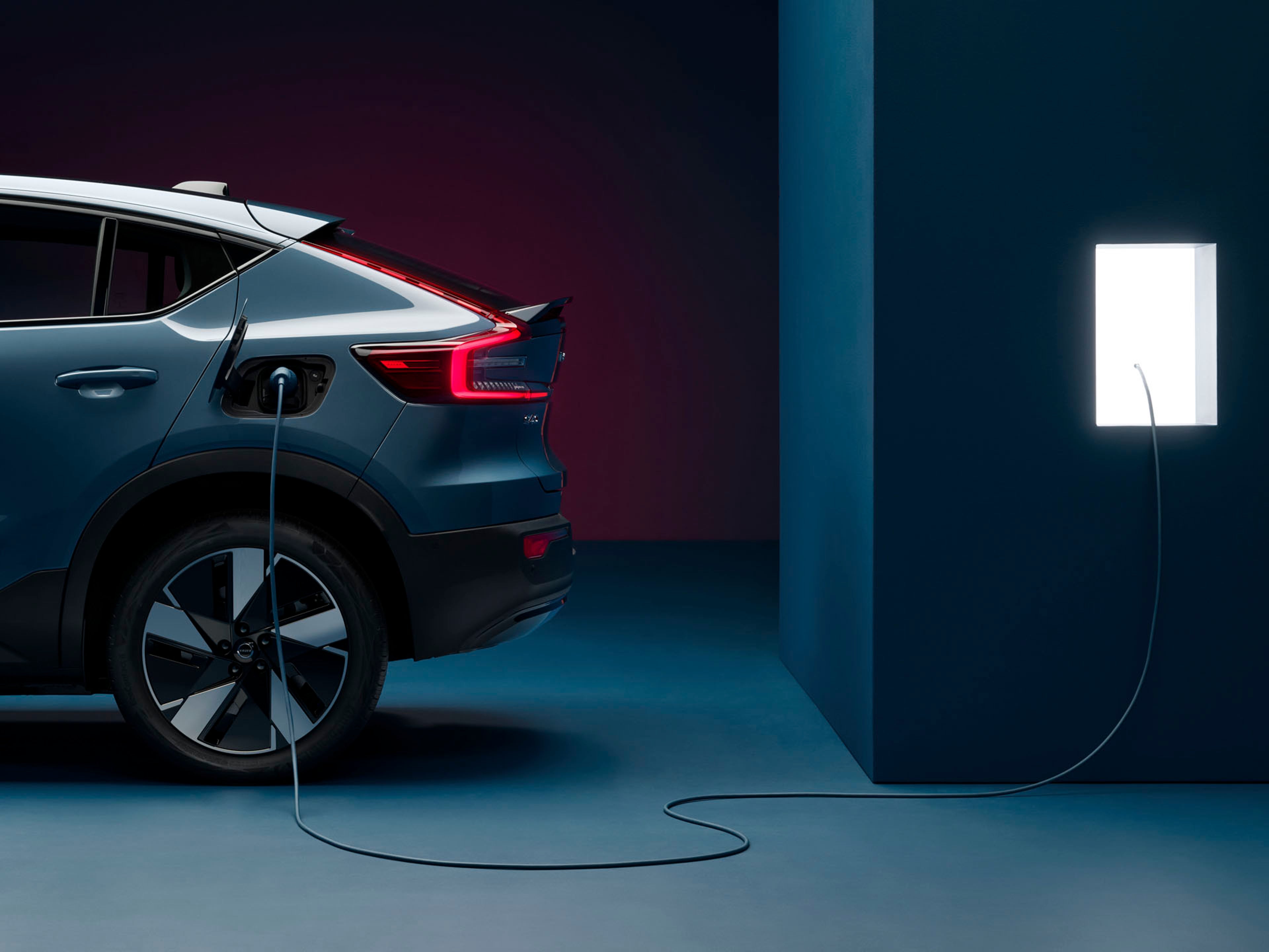 Volvo C40 cargando vista lateral parte trasera