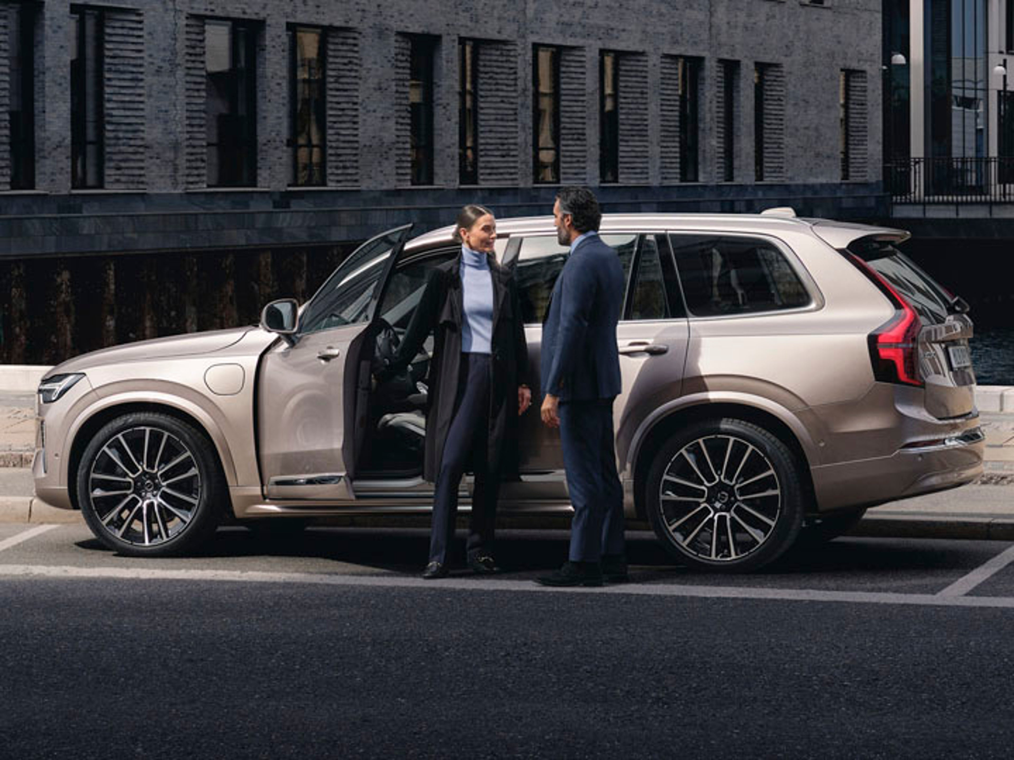 Una mujer abriendo maletero Volvo XC90