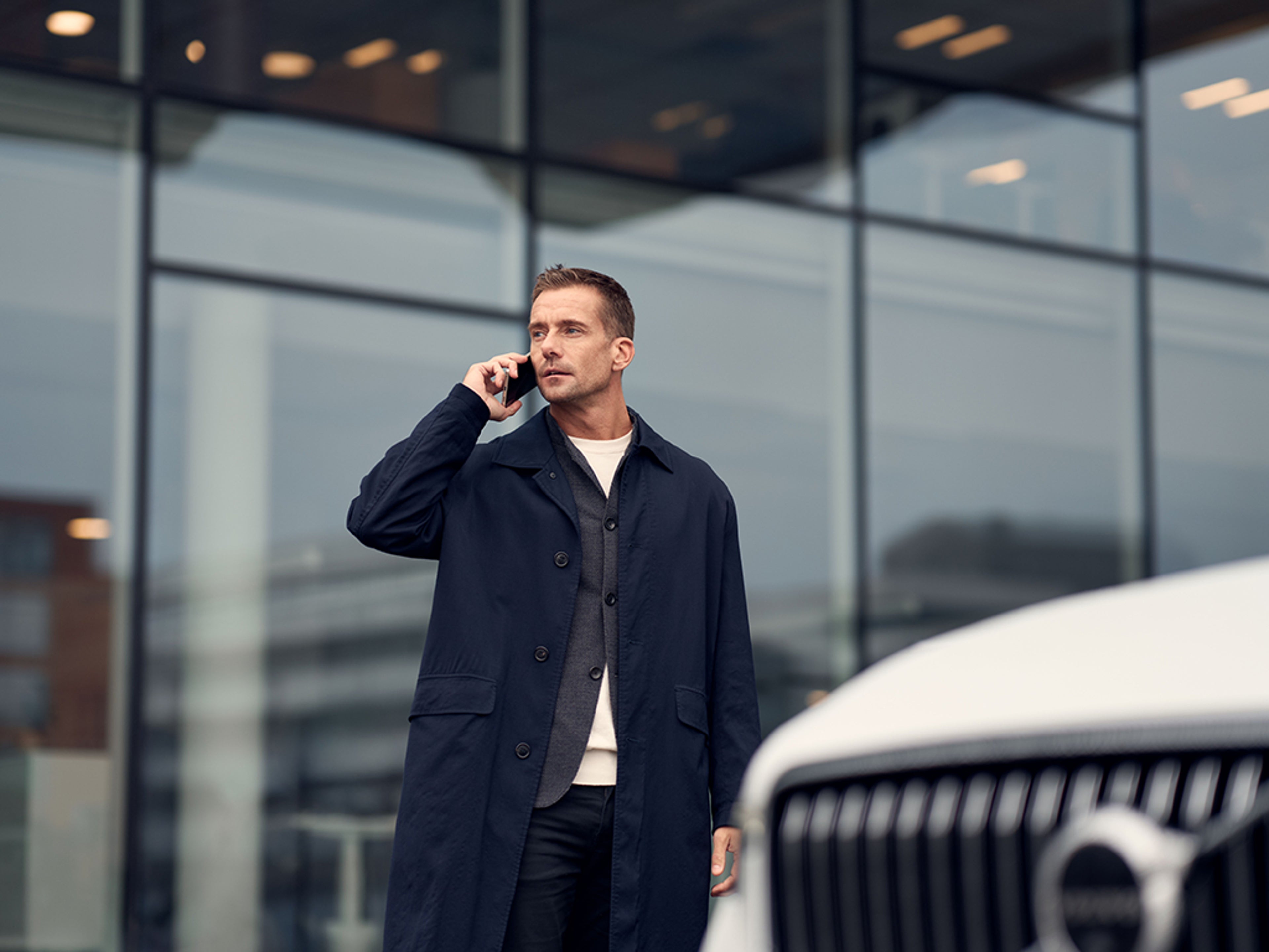 Ein Mann kontaktiert Volvo Assistance