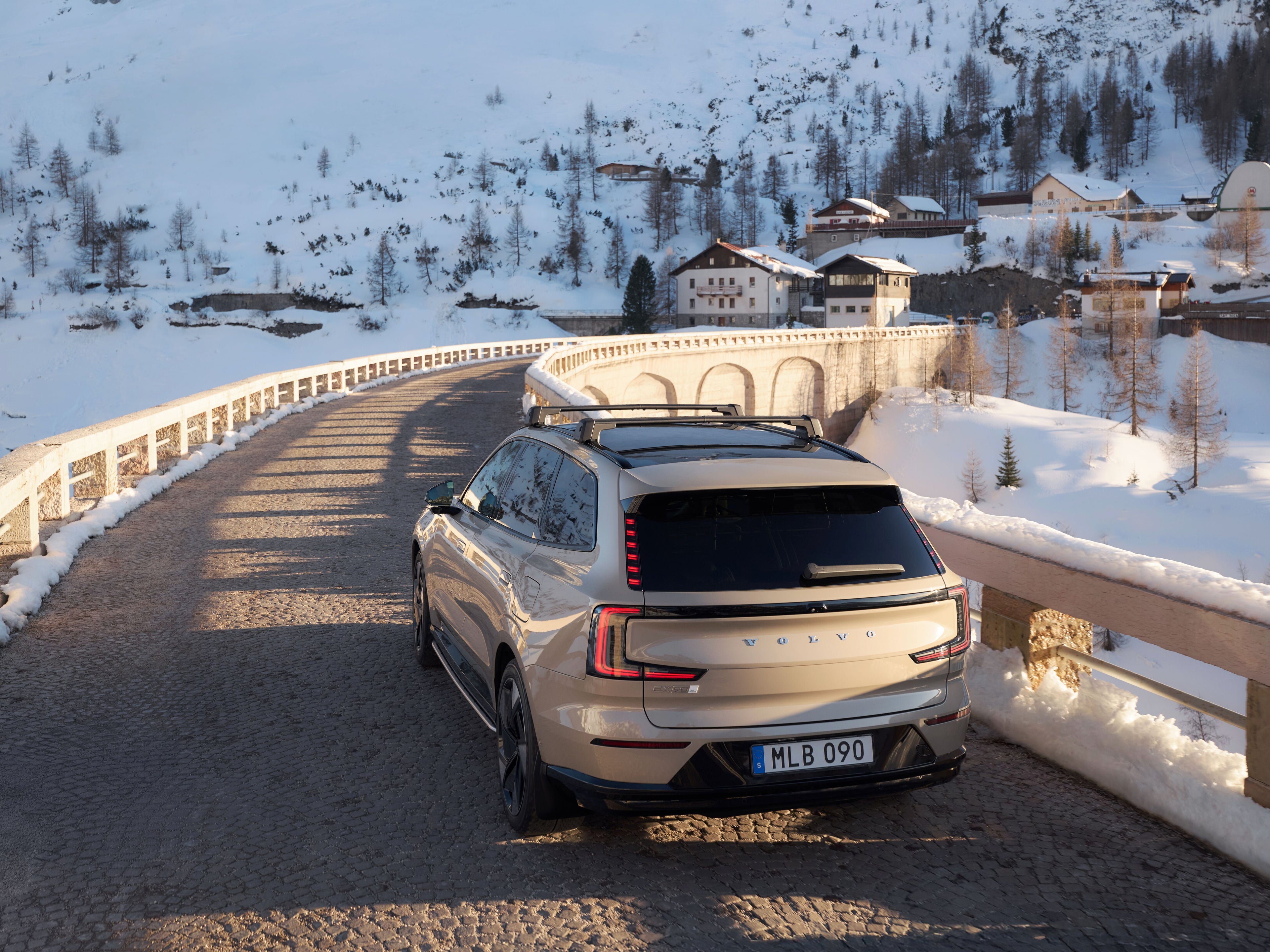 Schneelandschaft mit Bergen.