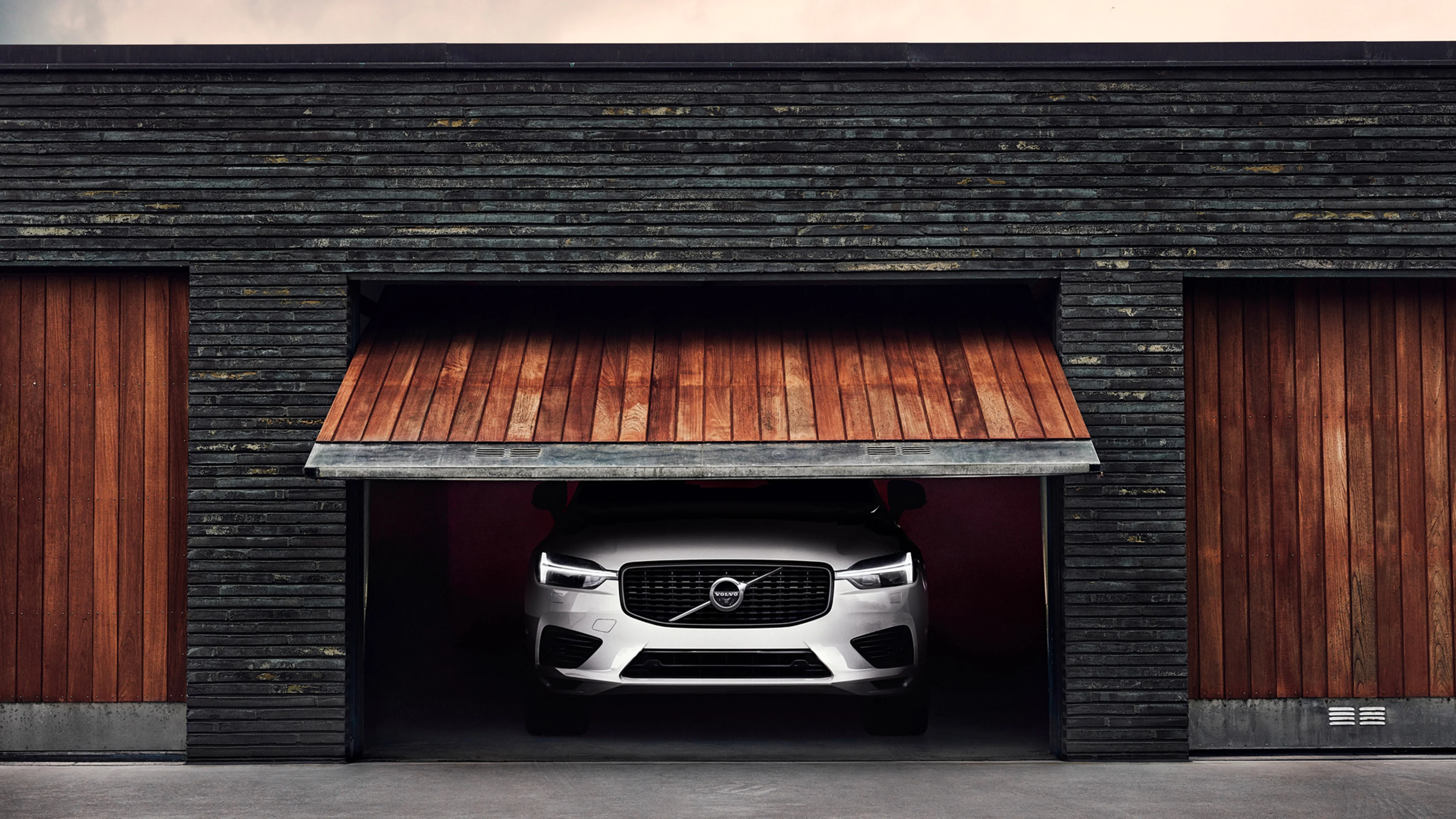 vue de l'avant d'une voiture Volvo sortant d'un garage