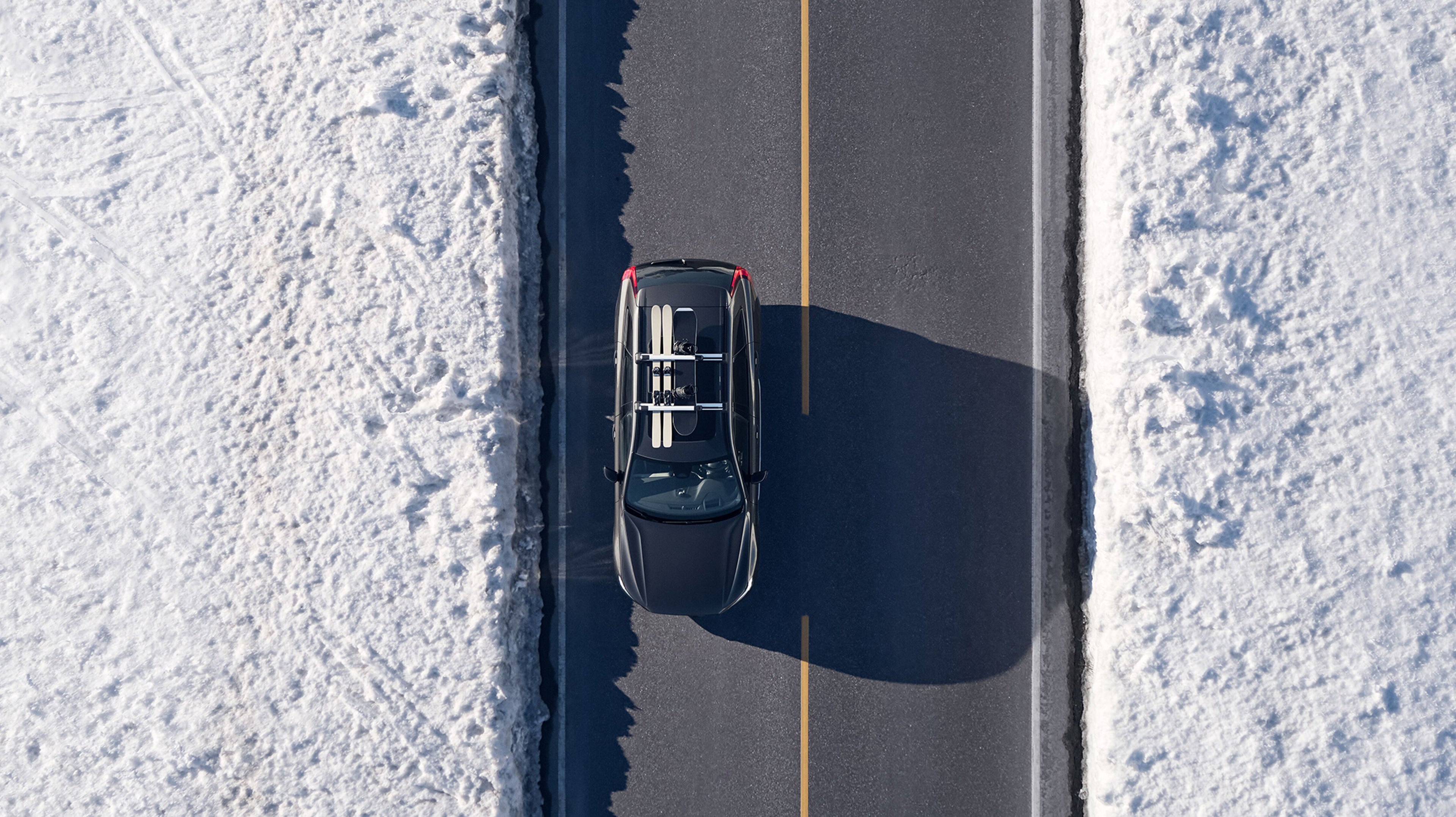 Volvo vu de dessus sur routes froides