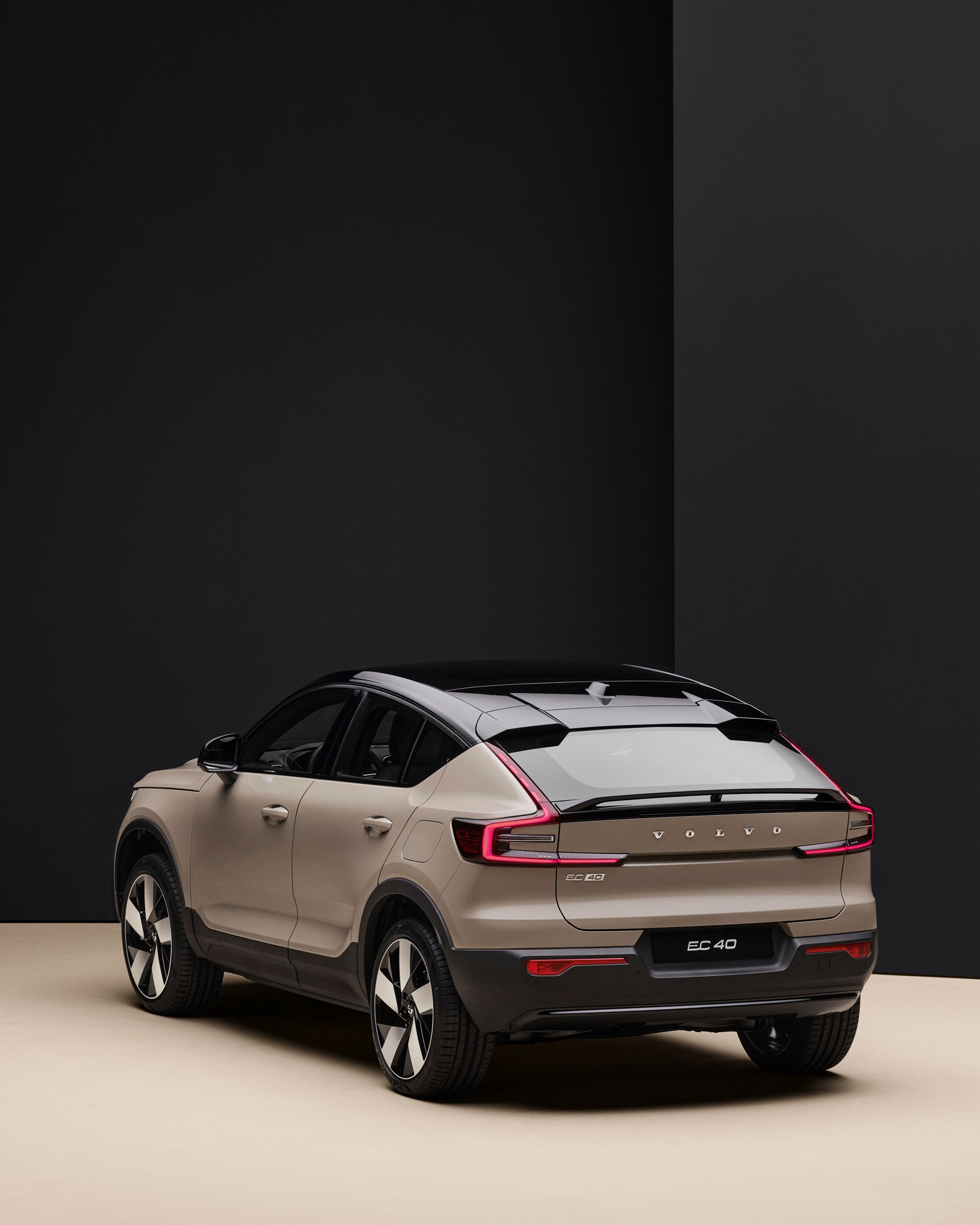 Volvo EC40 vista trasera lateral